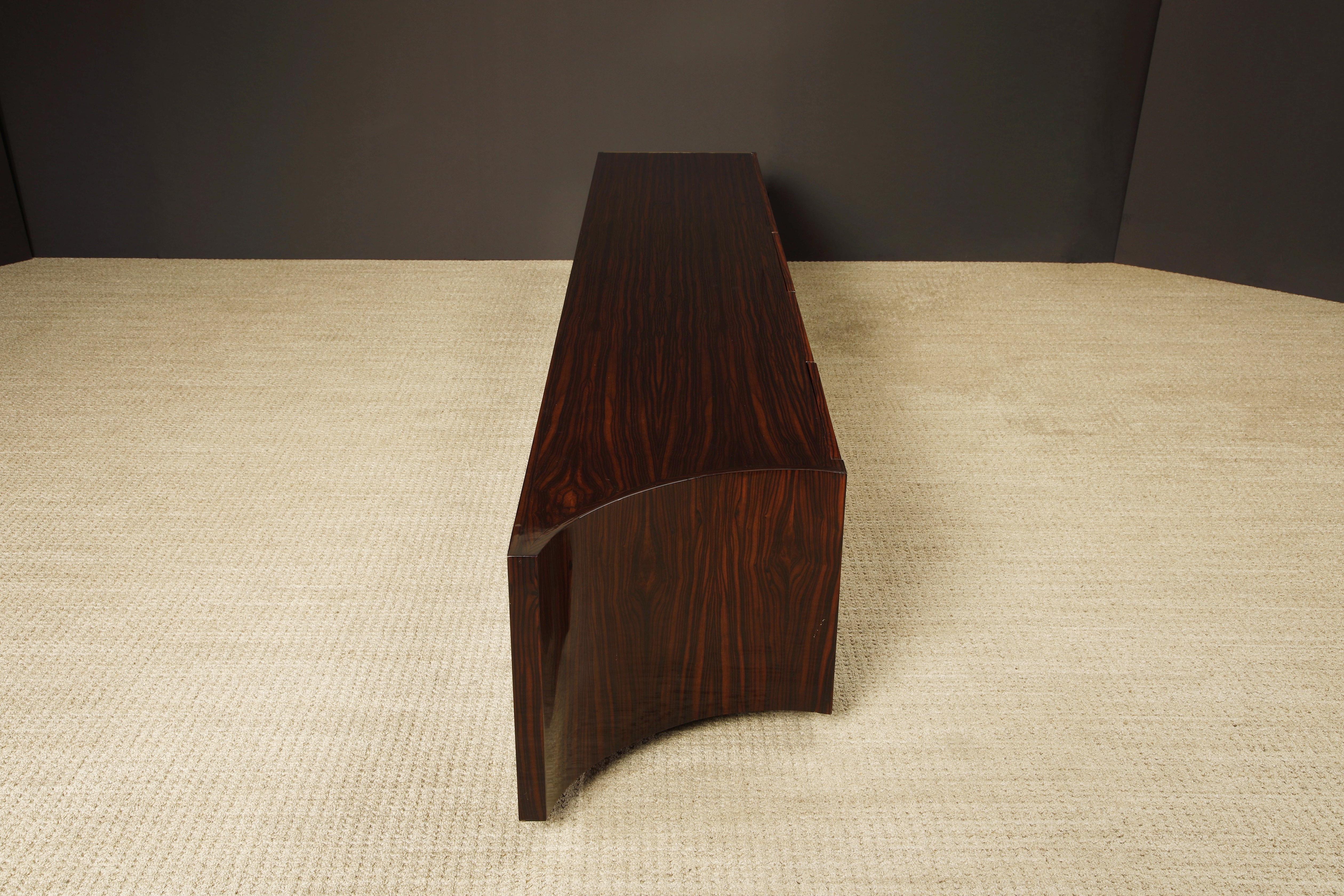 Credenza monumentale in Macassar e ottone di Leon Rosen per Johnny Carson, 1970 ca. in vendita 3