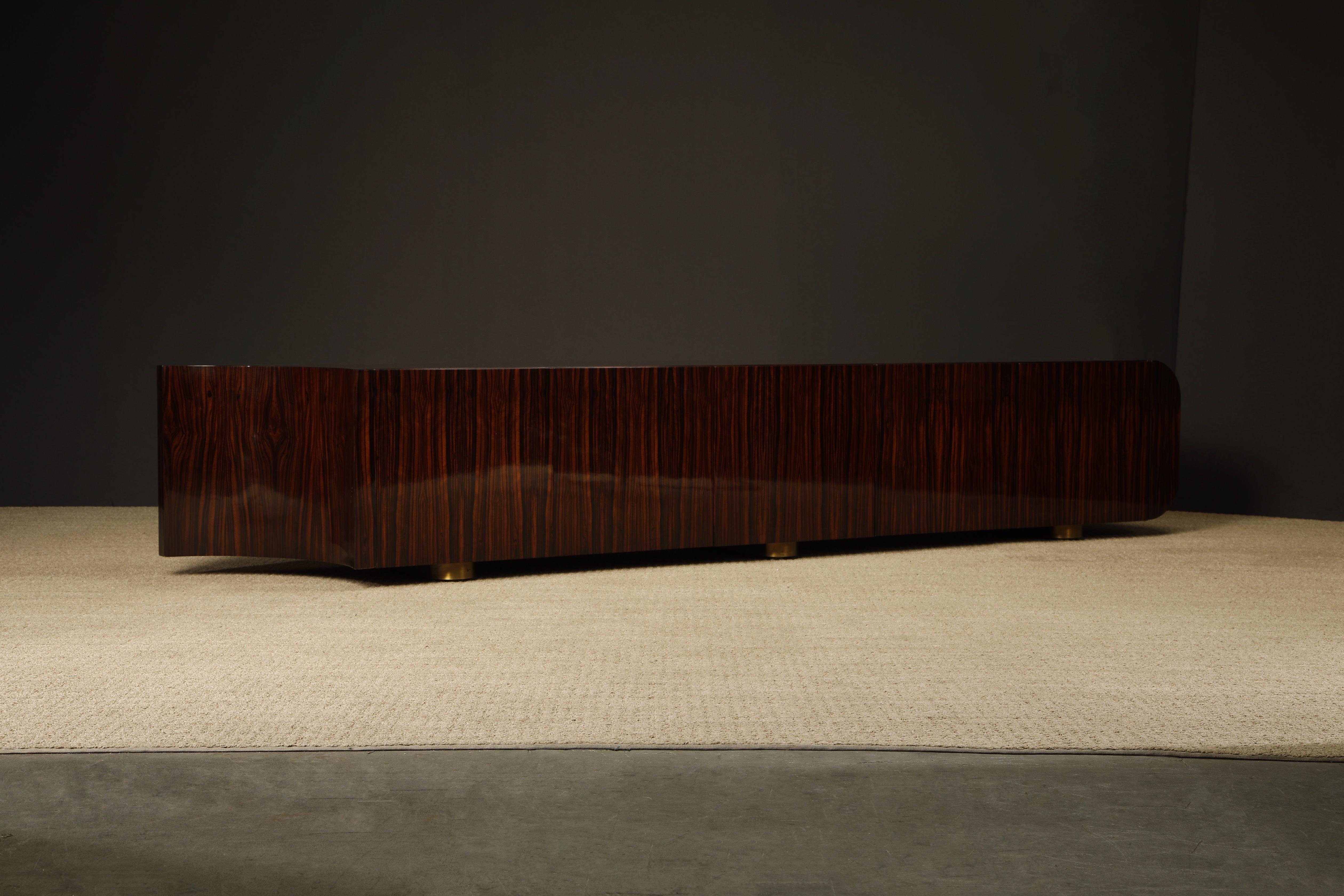 Credenza monumentale in Macassar e ottone di Leon Rosen per Johnny Carson, 1970 ca. in vendita 6