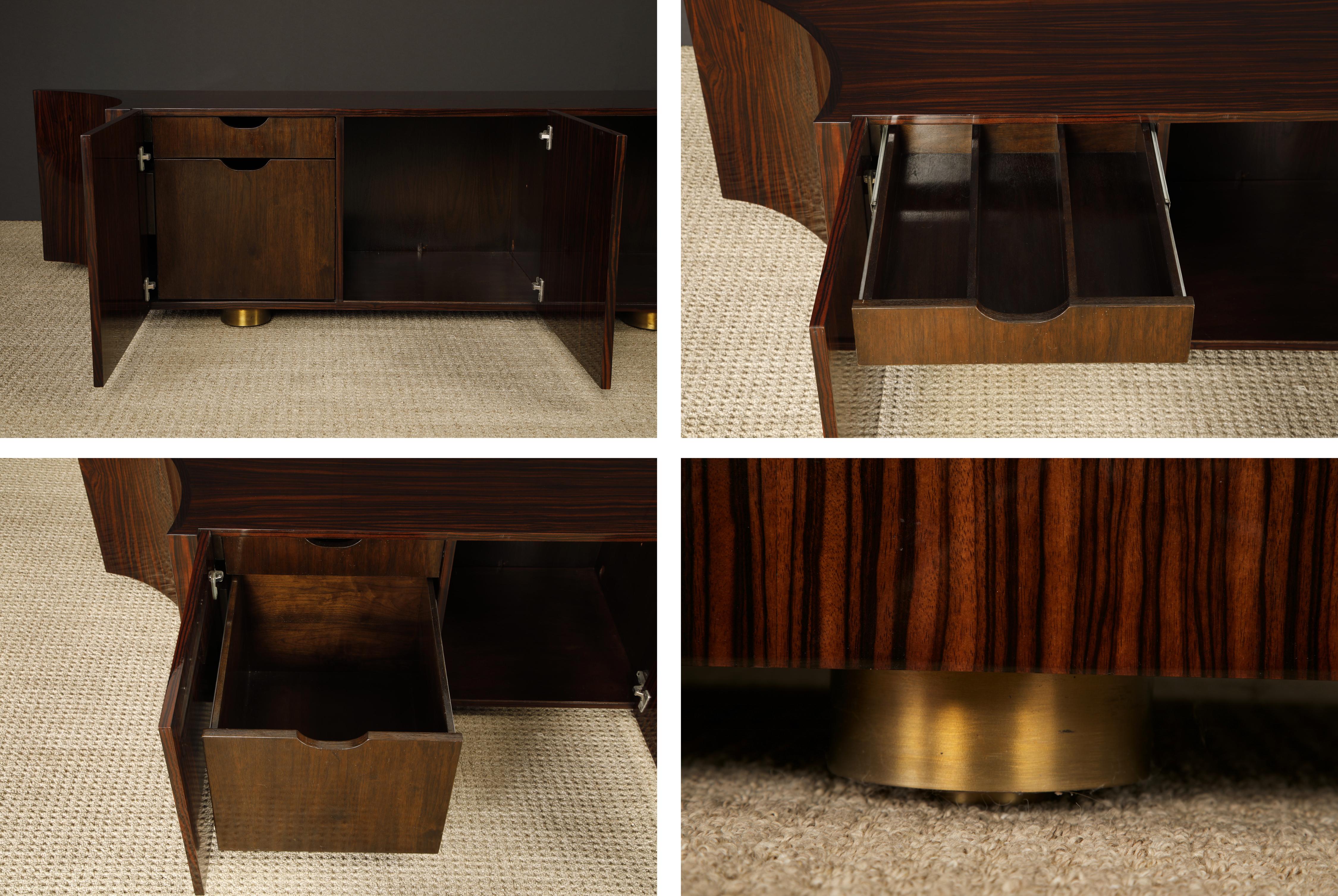 Credenza monumentale in Macassar e ottone di Leon Rosen per Johnny Carson, 1970 ca. in vendita 7