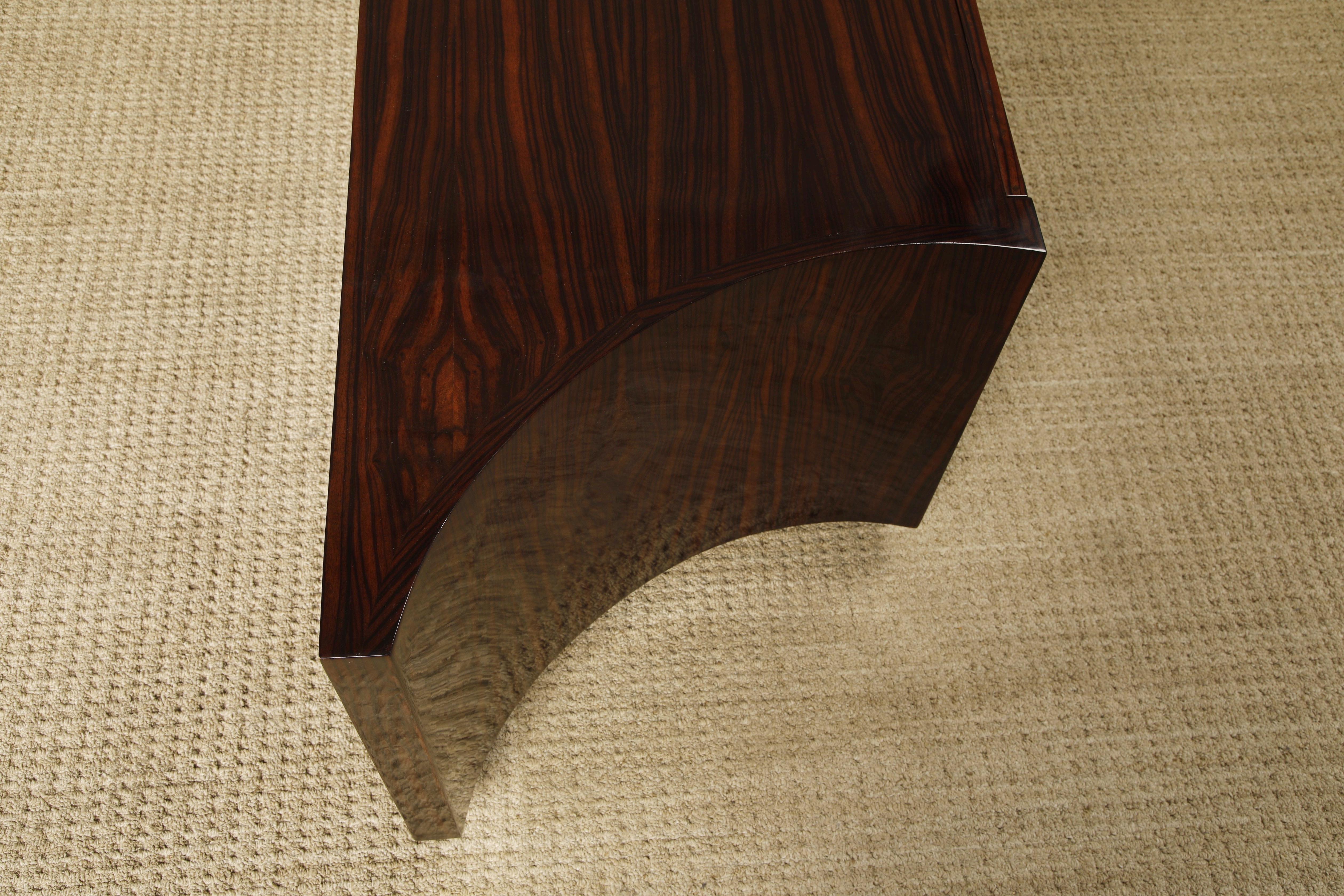 Credenza monumentale in Macassar e ottone di Leon Rosen per Johnny Carson, 1970 ca. in vendita 8