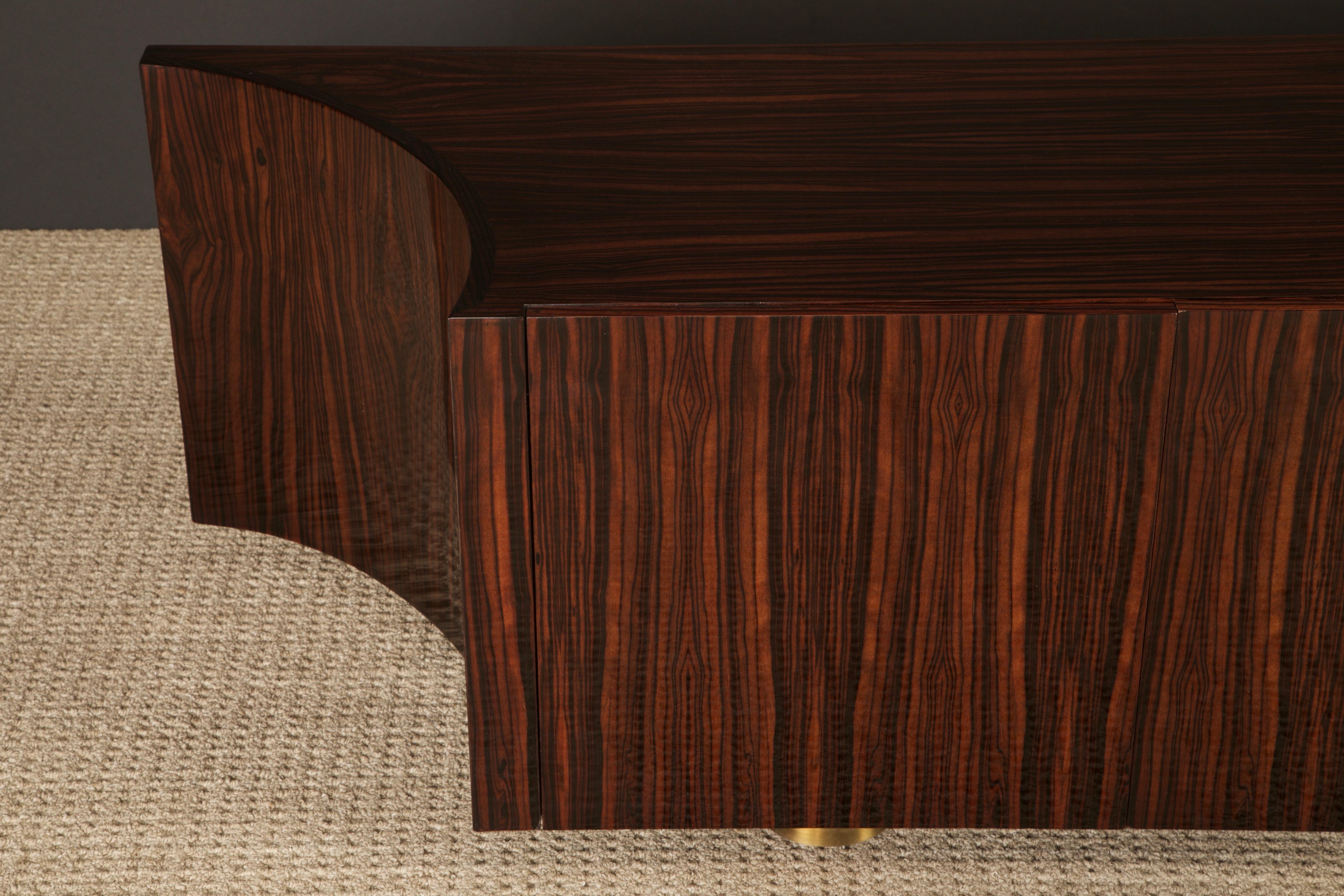 Credenza monumentale in Macassar e ottone di Leon Rosen per Johnny Carson, 1970 ca. in vendita 9