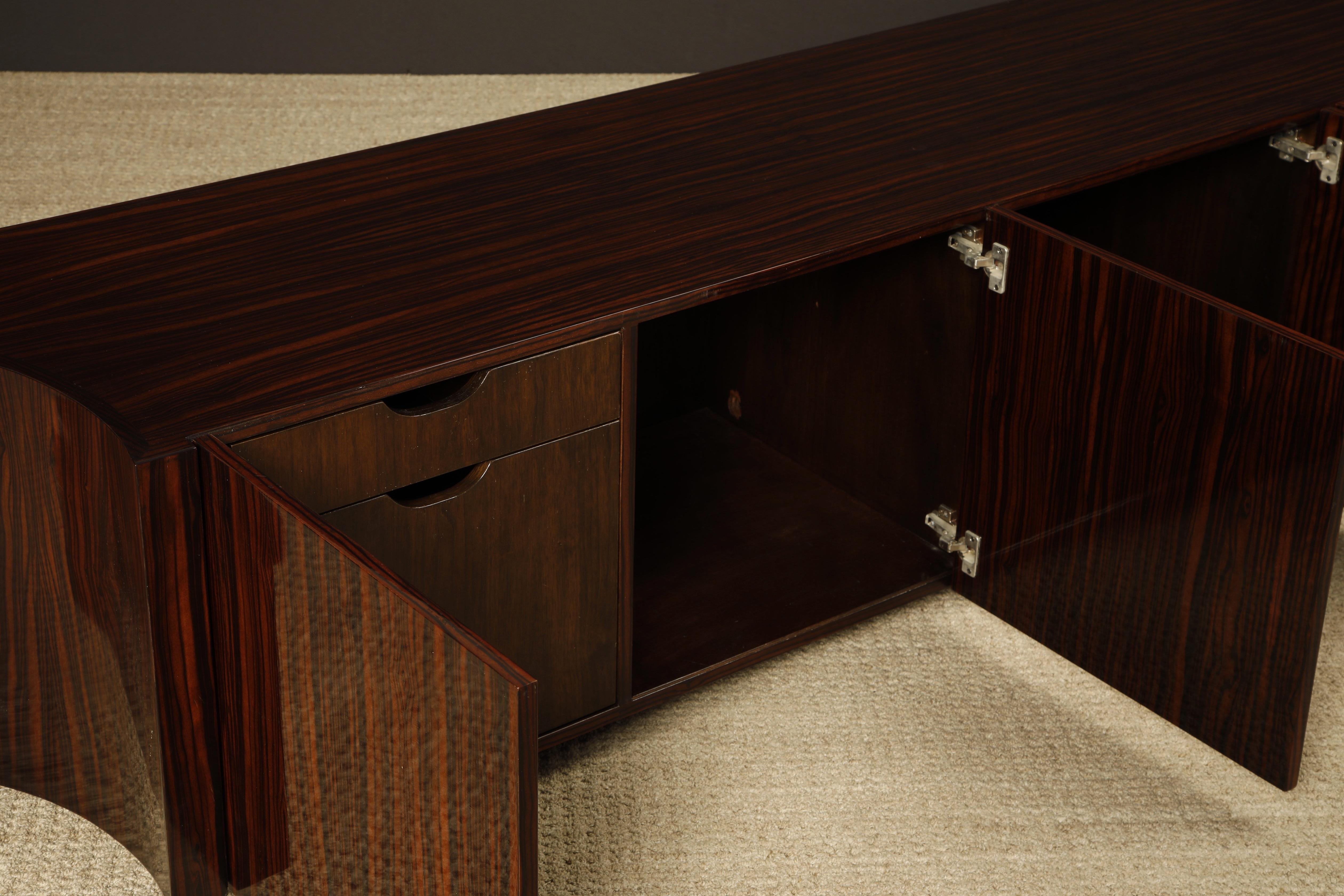 Credenza monumentale in Macassar e ottone di Leon Rosen per Johnny Carson, 1970 ca. in vendita 10