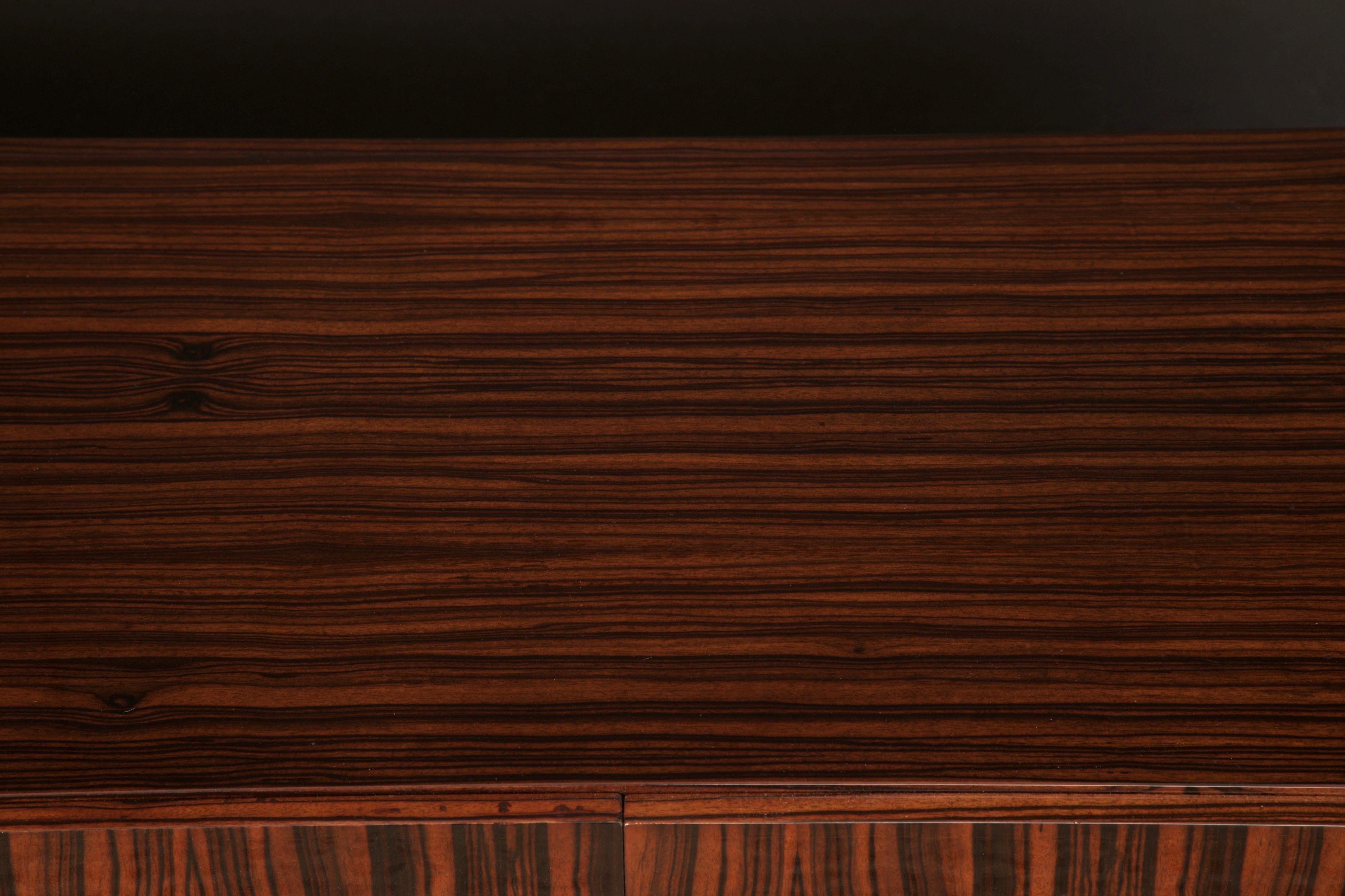 Credenza monumentale in Macassar e ottone di Leon Rosen per Johnny Carson, 1970 ca. in vendita 11