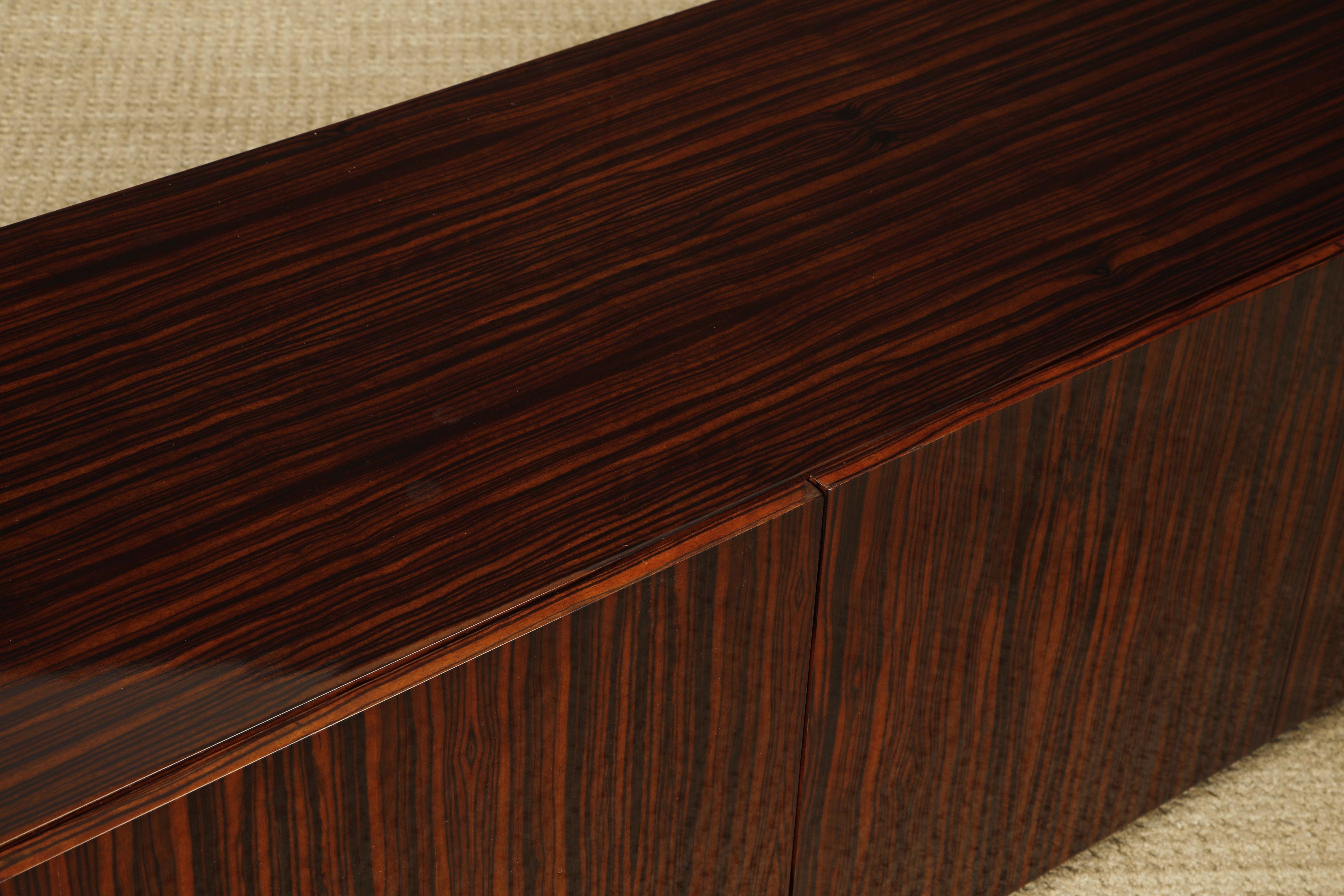 Moderno Credenza monumentale in Macassar e ottone di Leon Rosen per Johnny Carson, 1970 ca. in vendita