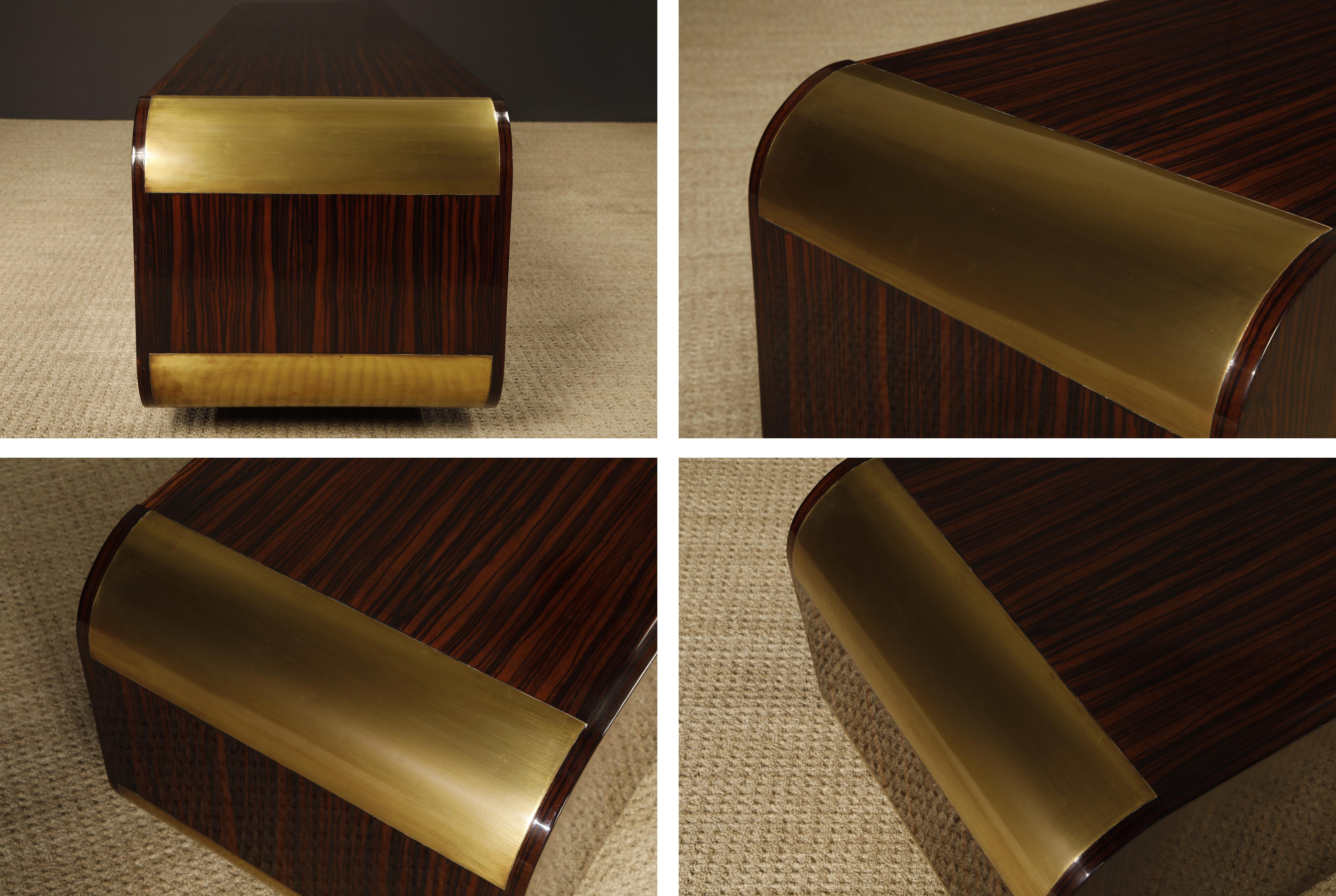 Americano Credenza monumentale in Macassar e ottone di Leon Rosen per Johnny Carson, 1970 ca. in vendita