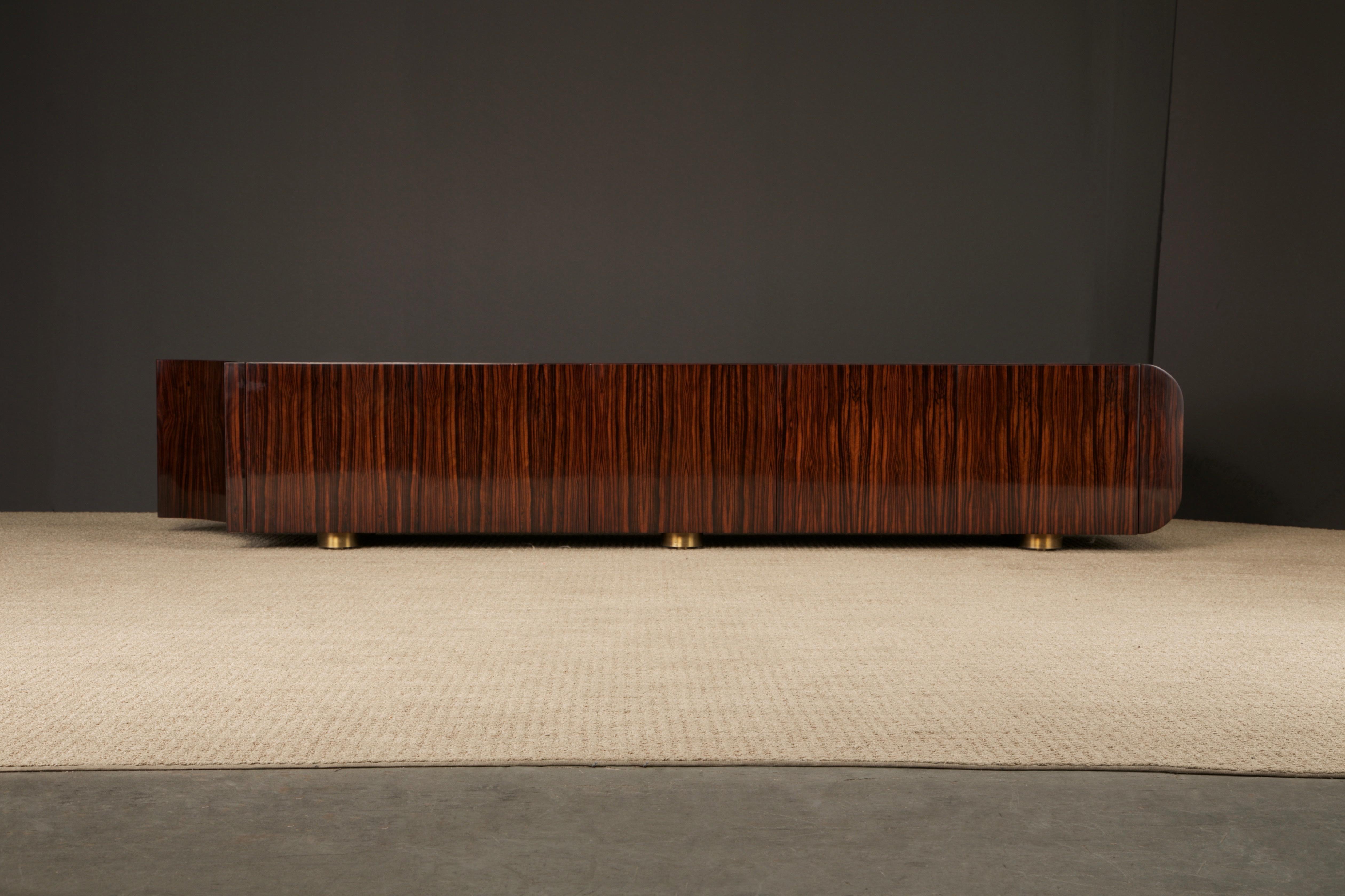 Credenza monumentale in Macassar e ottone di Leon Rosen per Johnny Carson, 1970 ca. In condizioni buone in vendita a Los Angeles, CA