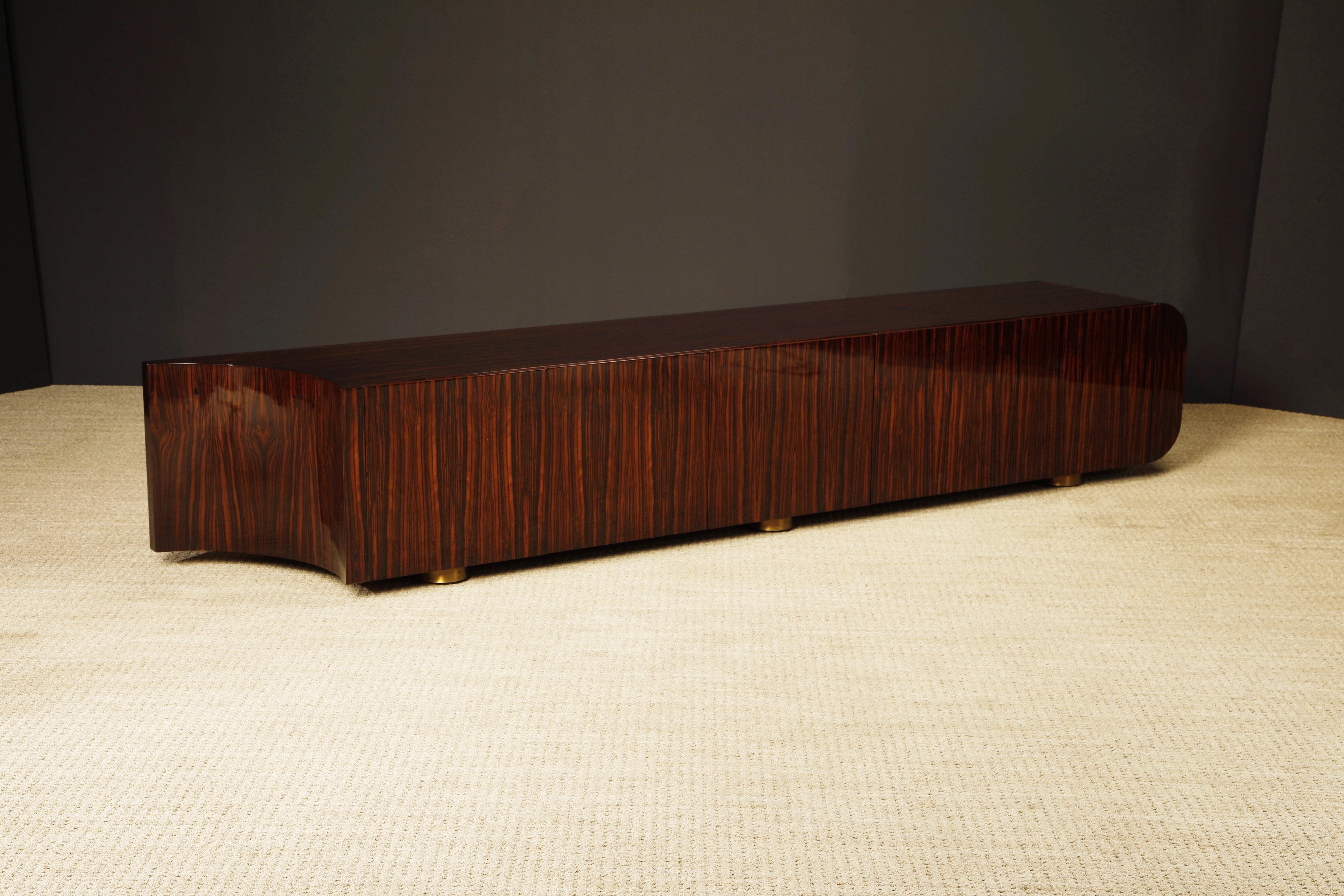 Fine XX secolo Credenza monumentale in Macassar e ottone di Leon Rosen per Johnny Carson, 1970 ca. in vendita