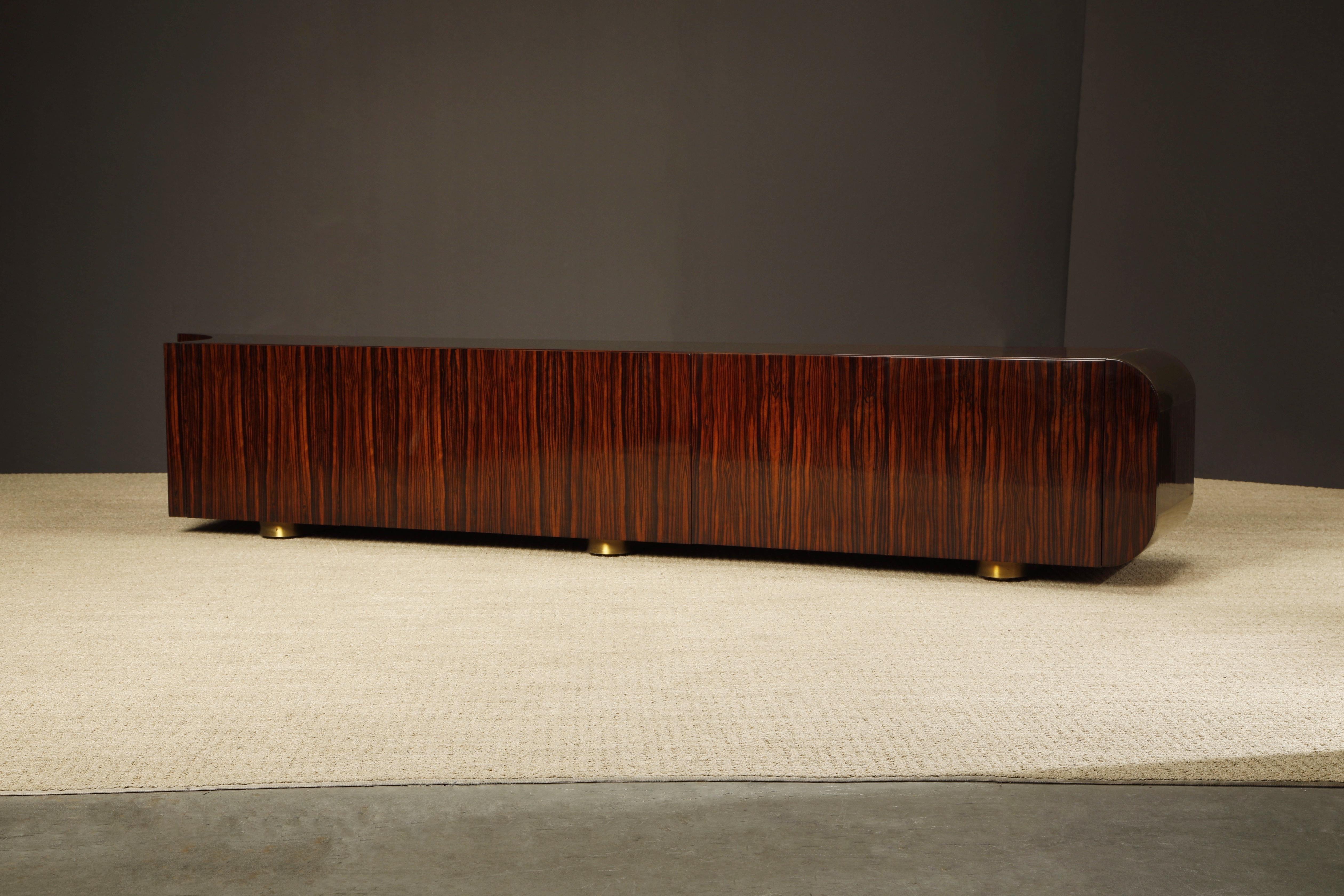 Credenza monumentale in Macassar e ottone di Leon Rosen per Johnny Carson, 1970 ca. in vendita 1