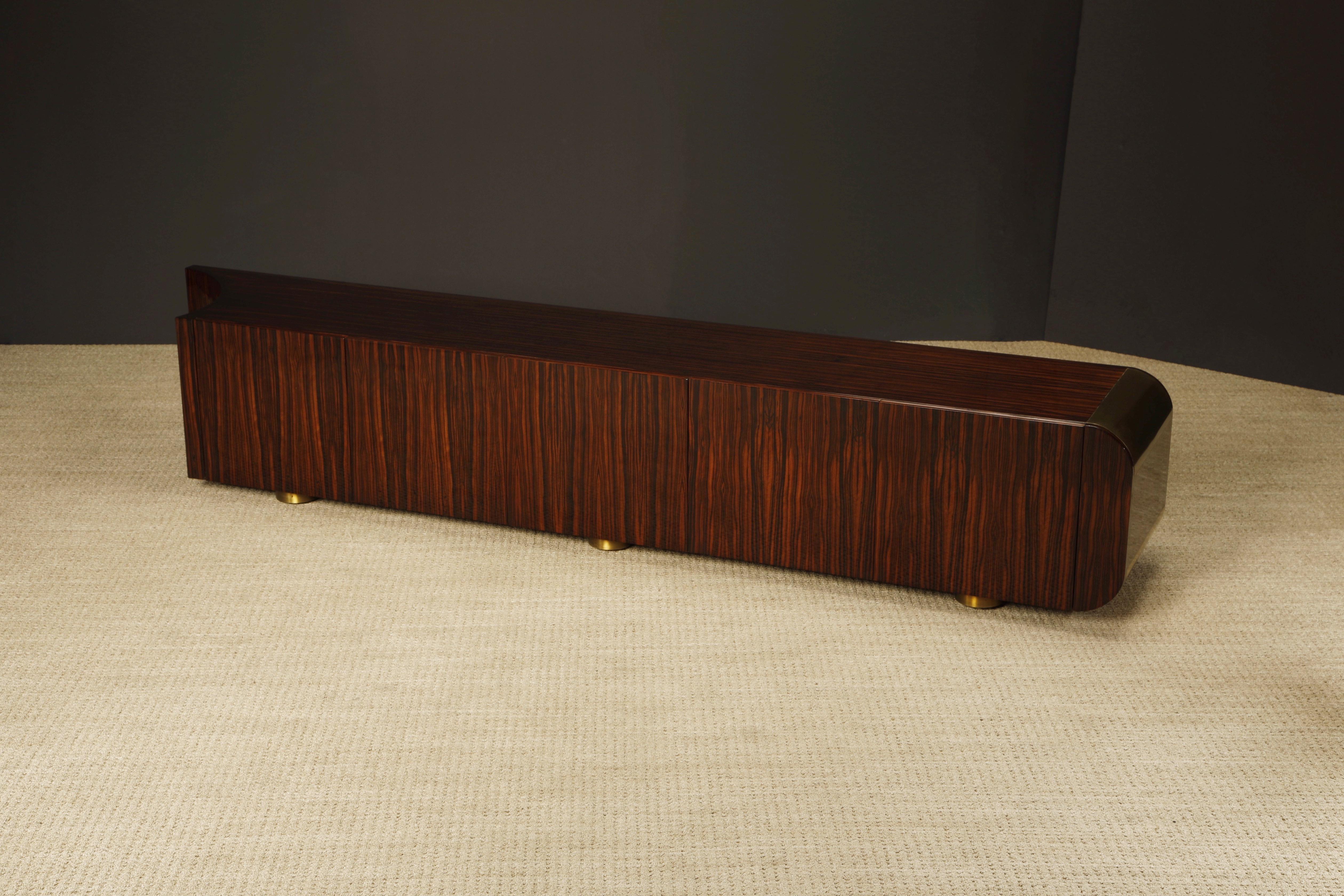 Credenza monumentale in Macassar e ottone di Leon Rosen per Johnny Carson, 1970 ca. in vendita 2