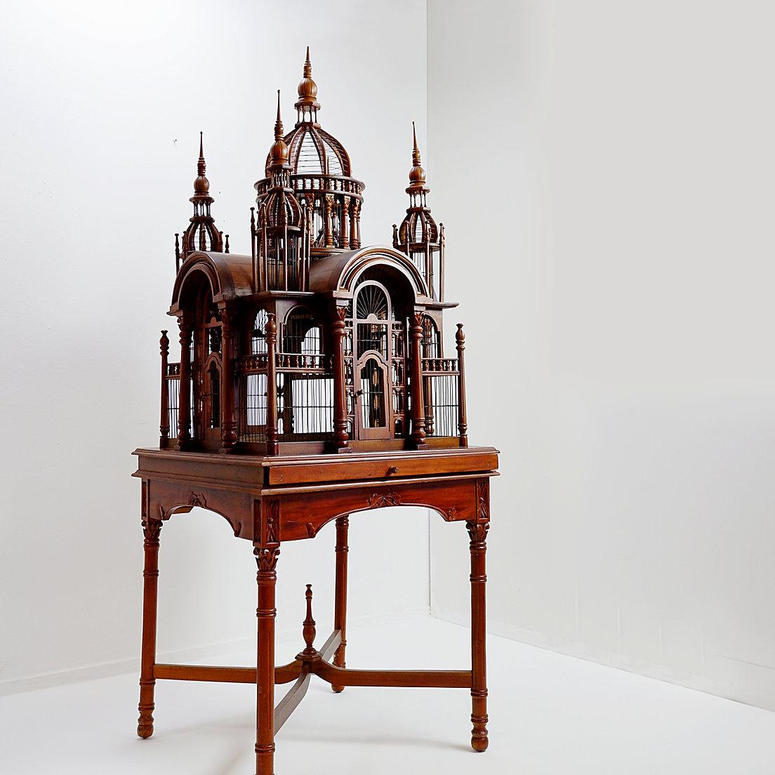 This is a truly spectacular and monumental vintage mahogany birdcage on stand based on a grand design after the splendid Sacre Coeur church in Montmartre, Paris, dating from the mid-20th century.
This striking birdcage has a  features amazing hand