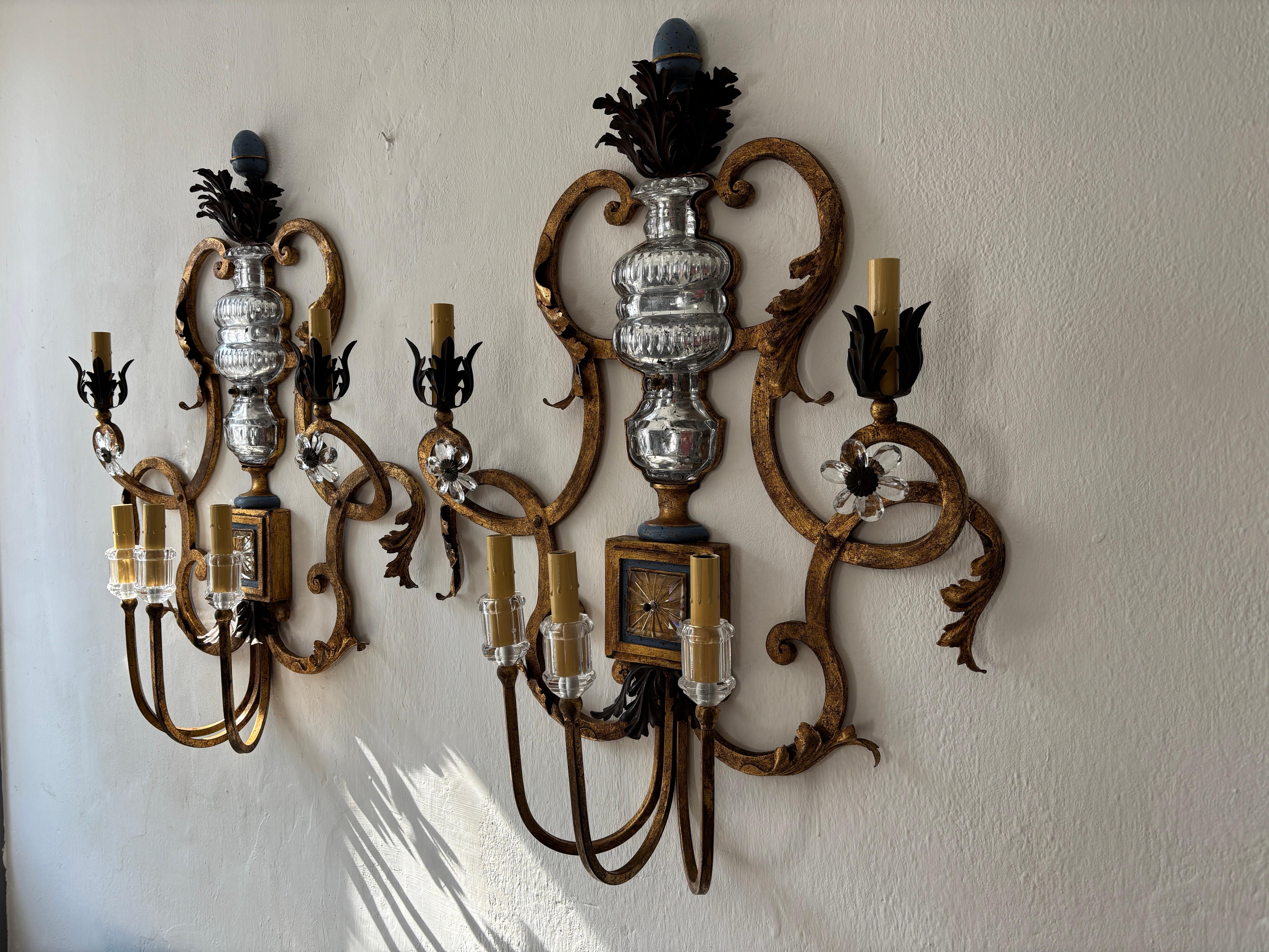 Pareja única.  Albergan la impresionante cantidad de 5 luces cada uno.  Se volverán a cablear con enchufes con certificación UL para EE.UU. o enchufes adecuados para el resto de países.  Apliques escandalosos que pesan aprox. 17 libras cada uno.  3
