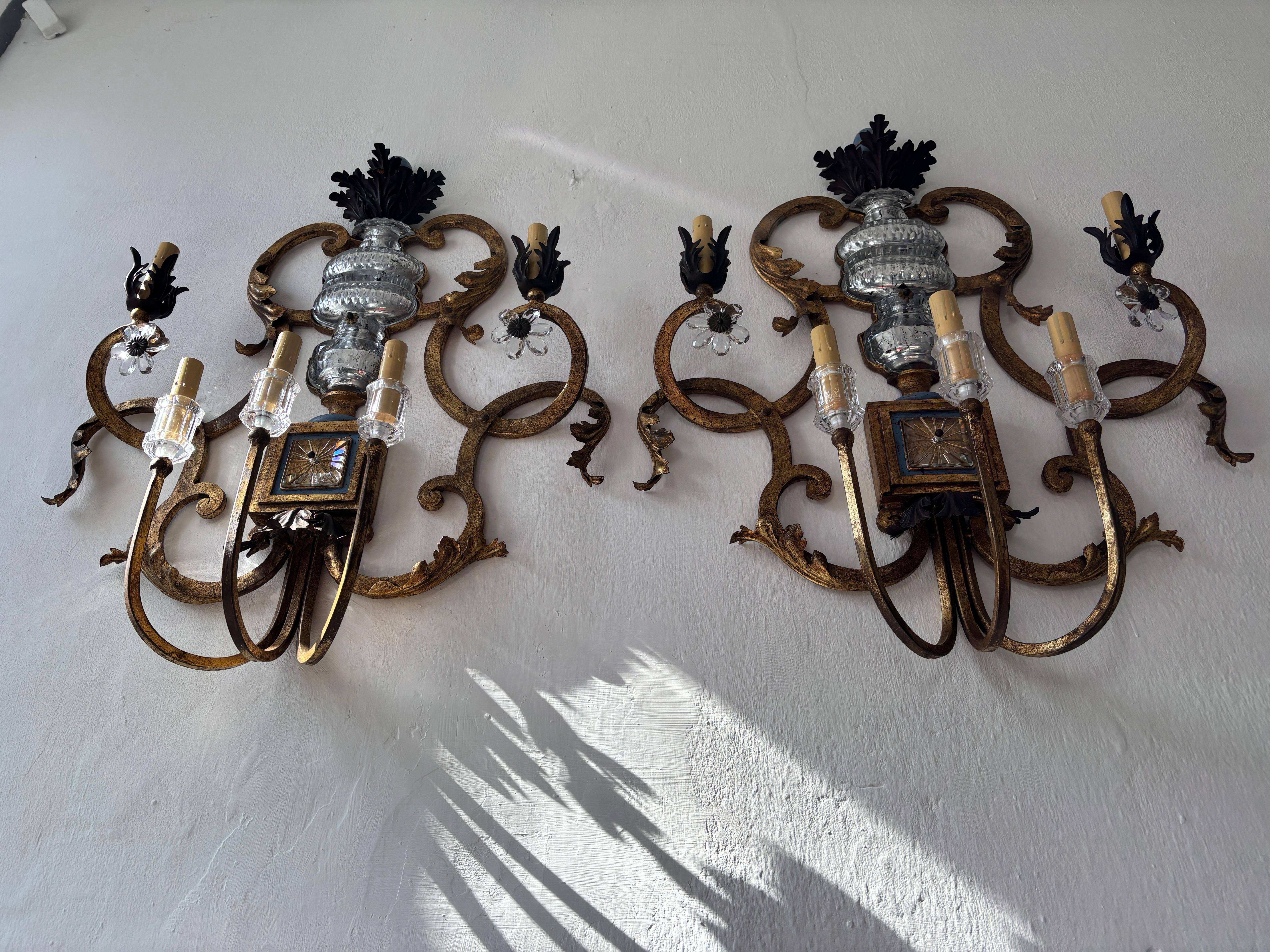 Monumentales candelabros franceses con enormes flores de cristal azul y dorado Maison Bagues, c1940 Moderno de mediados de siglo en venta