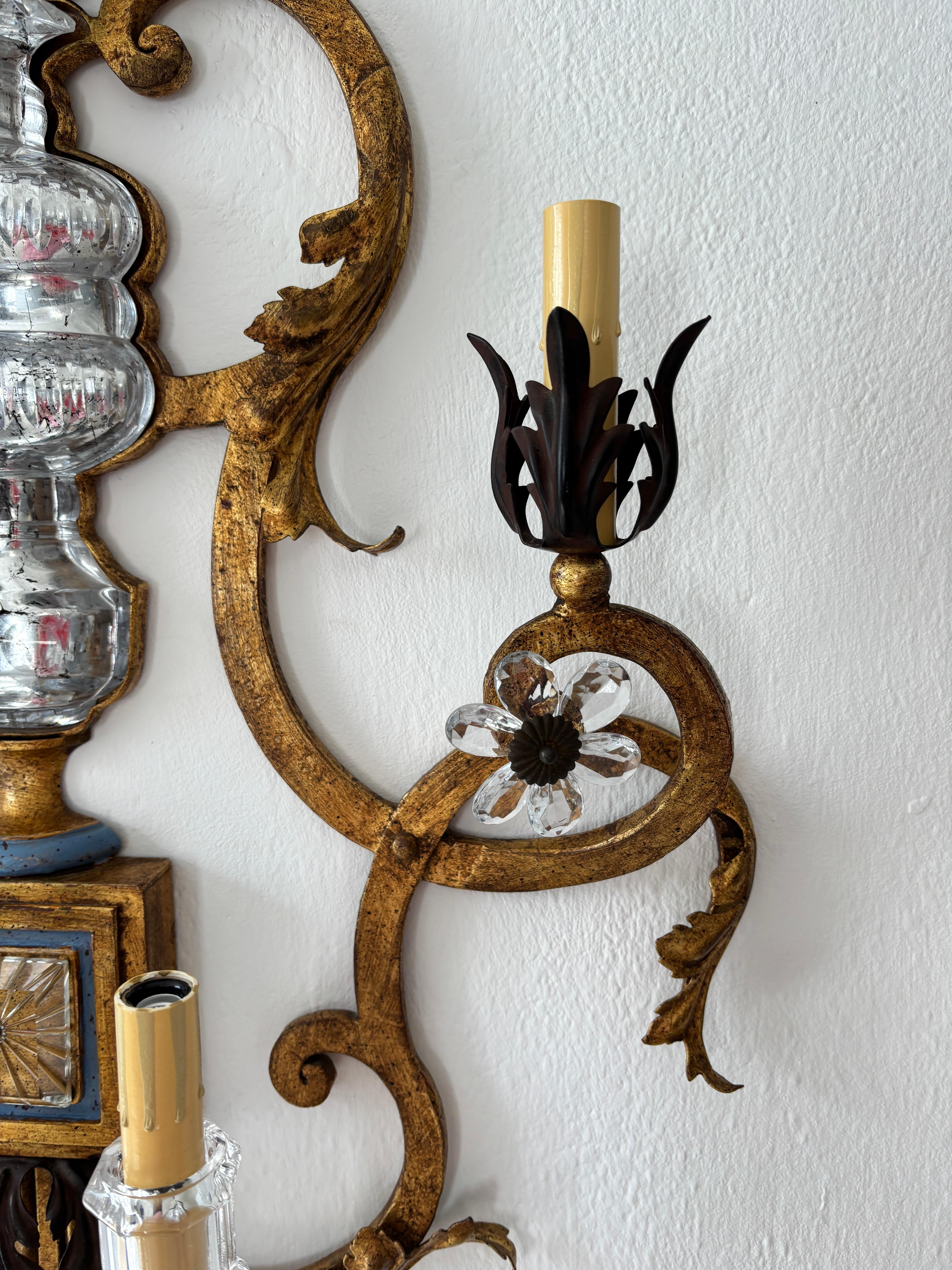 Monumentales candelabros franceses con enormes flores de cristal azul y dorado Maison Bagues, c1940 mediados del siglo XX en venta