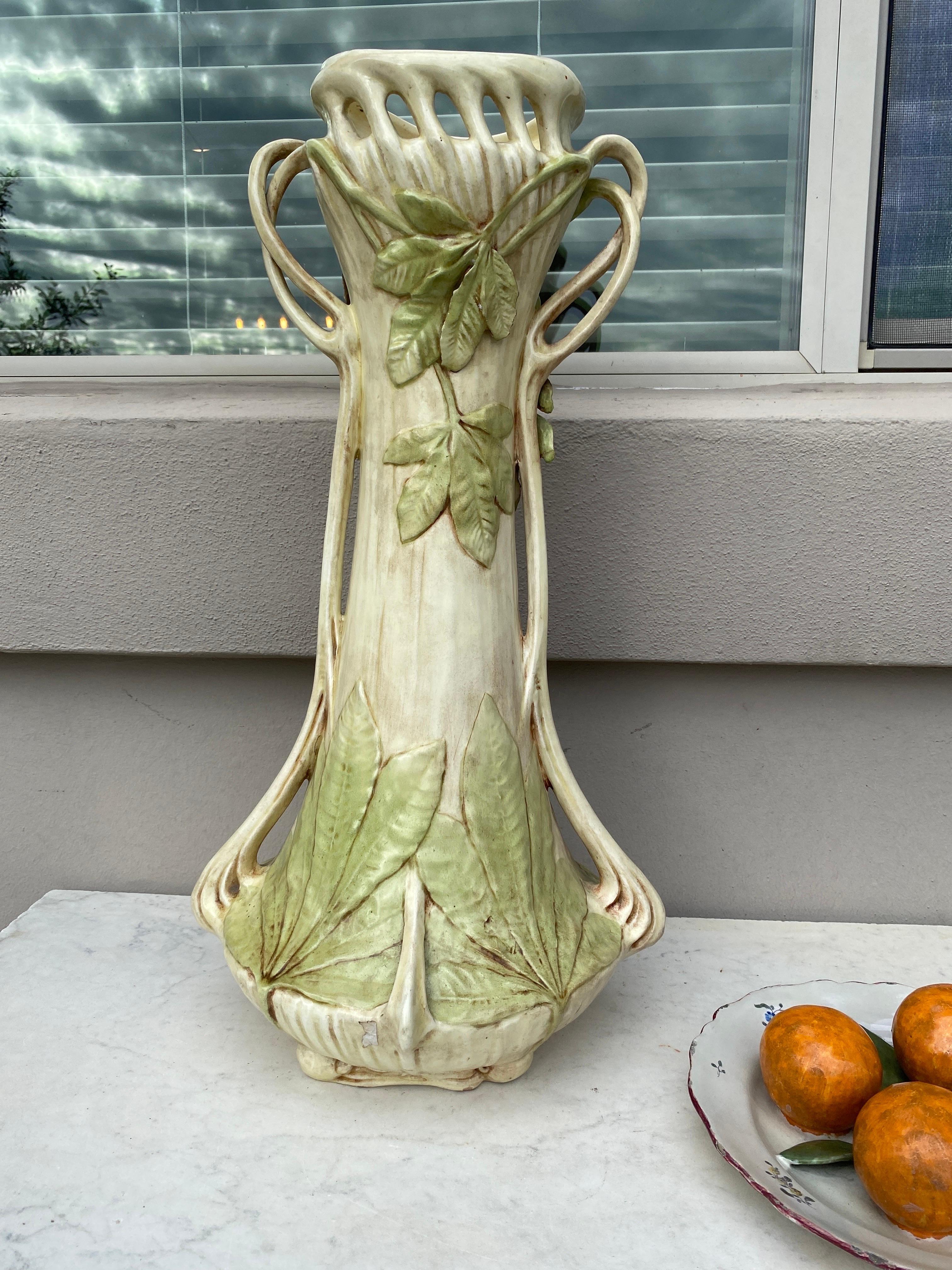 Monumental  Majolika Vase Art Nouveau Royal Dux CIRCA 1900 (Fayence) im Angebot