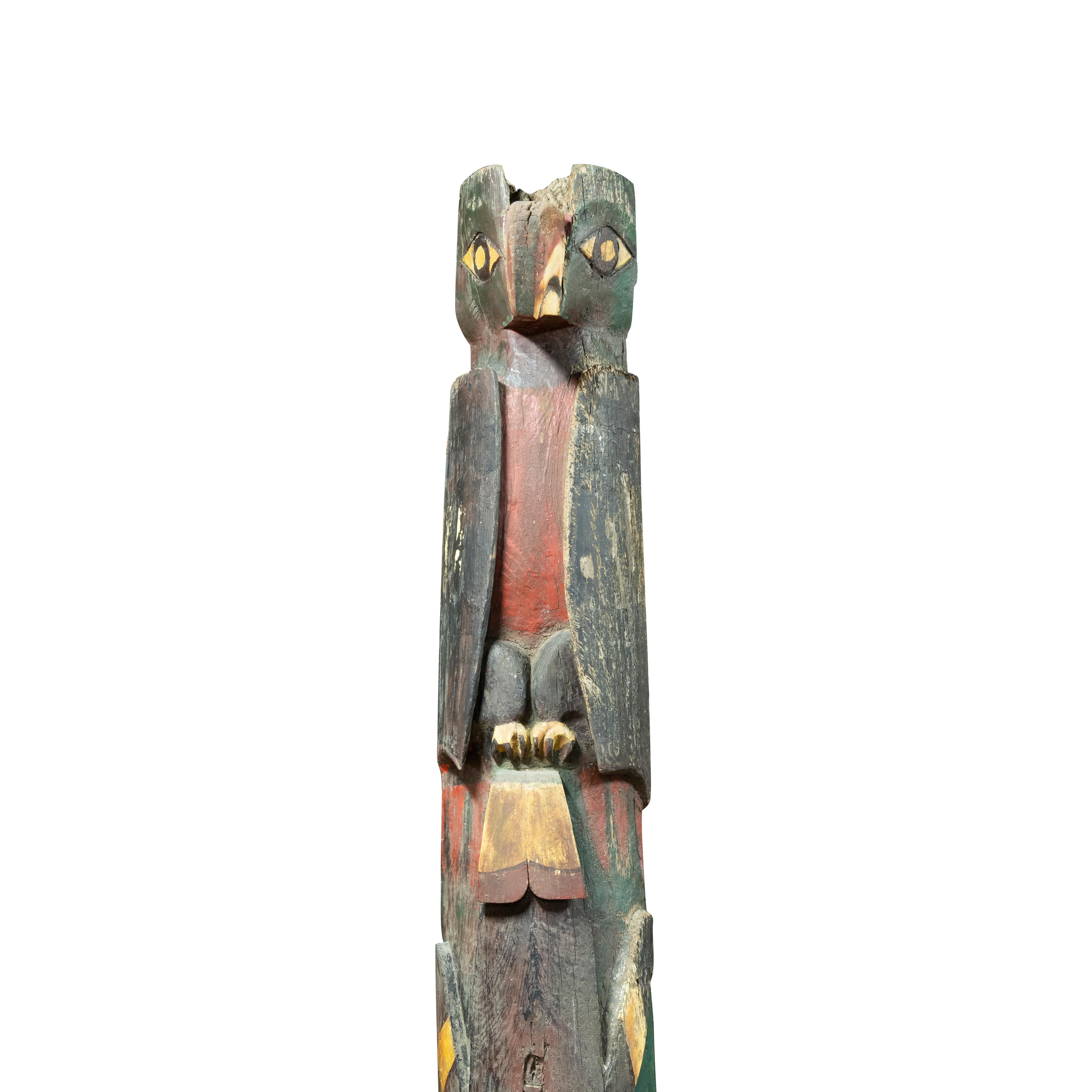 Sculpté TOTEM monumental Makah du jeune médecin 108 po. (H) en vente