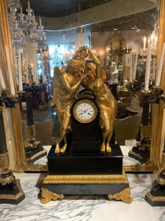 Orologio monumentale in marmo e bronzo di Dore' con figure di Psiche e Amore