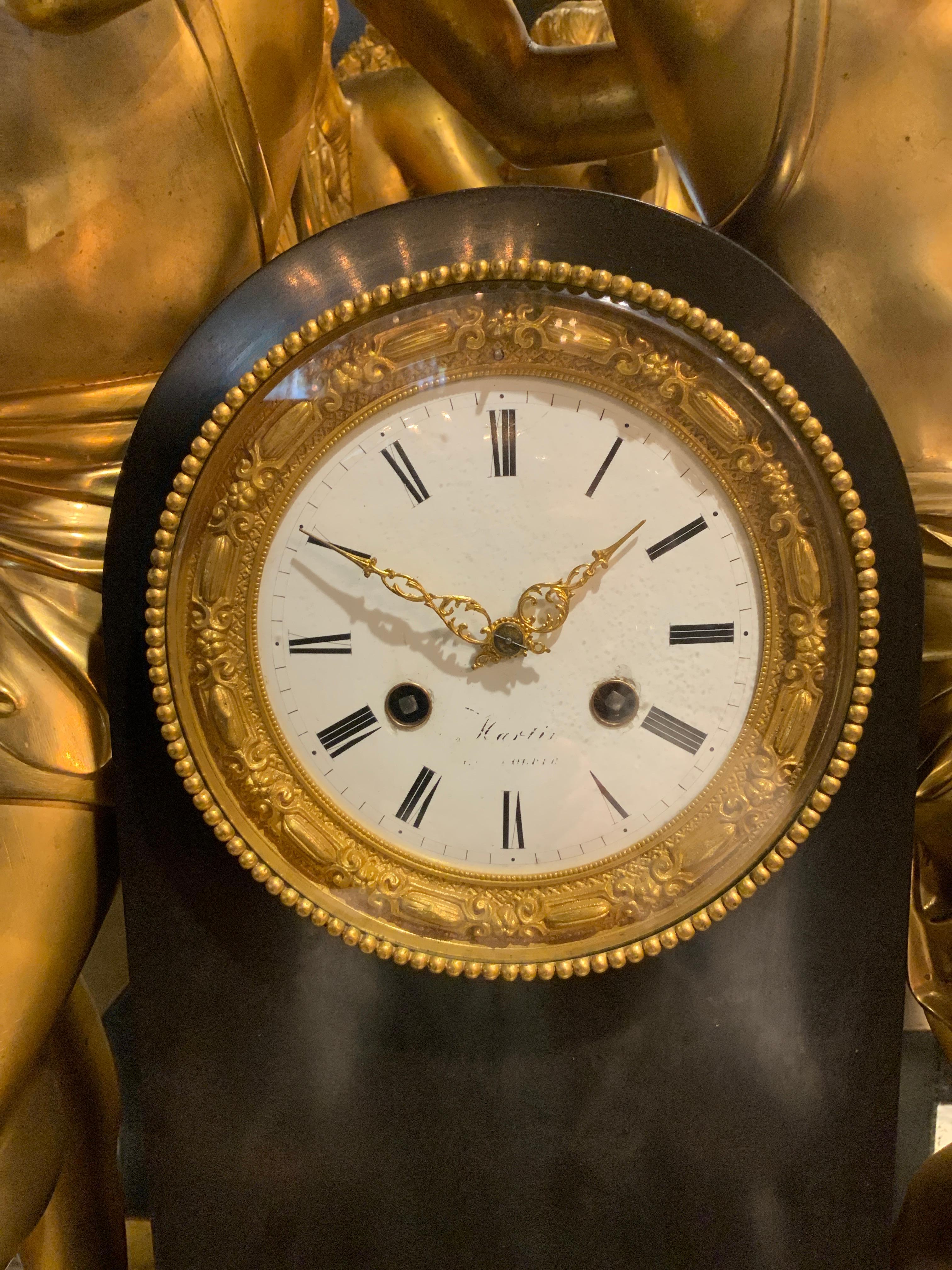 Empire Horloge monumentale en marbre et bronze ornée de figures de Psyché et d'Amor en vente