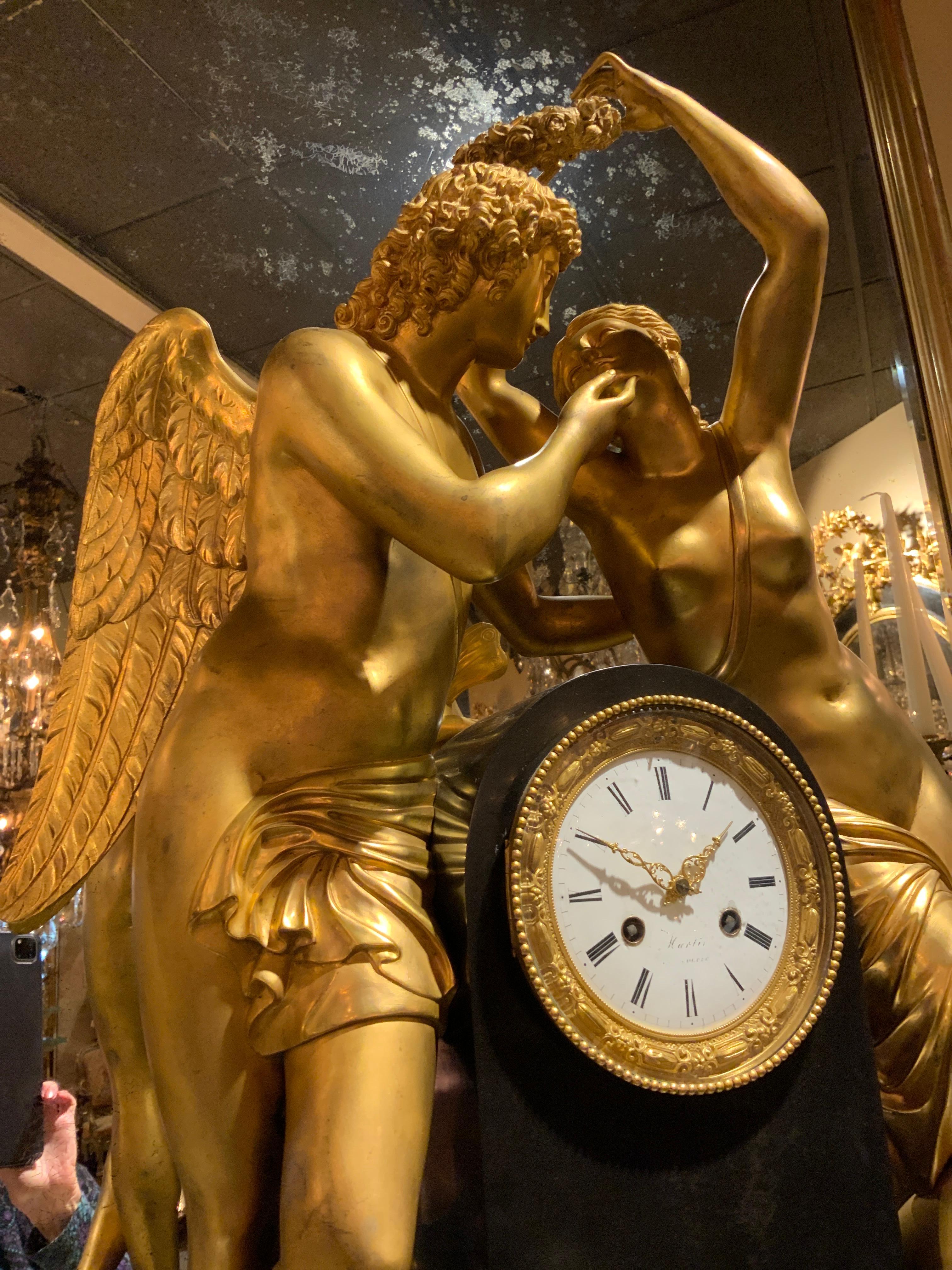 Français Taille du palais  Pendule Dore' en marbre et bronze ornée de figures de Psyché et d'Amor en vente