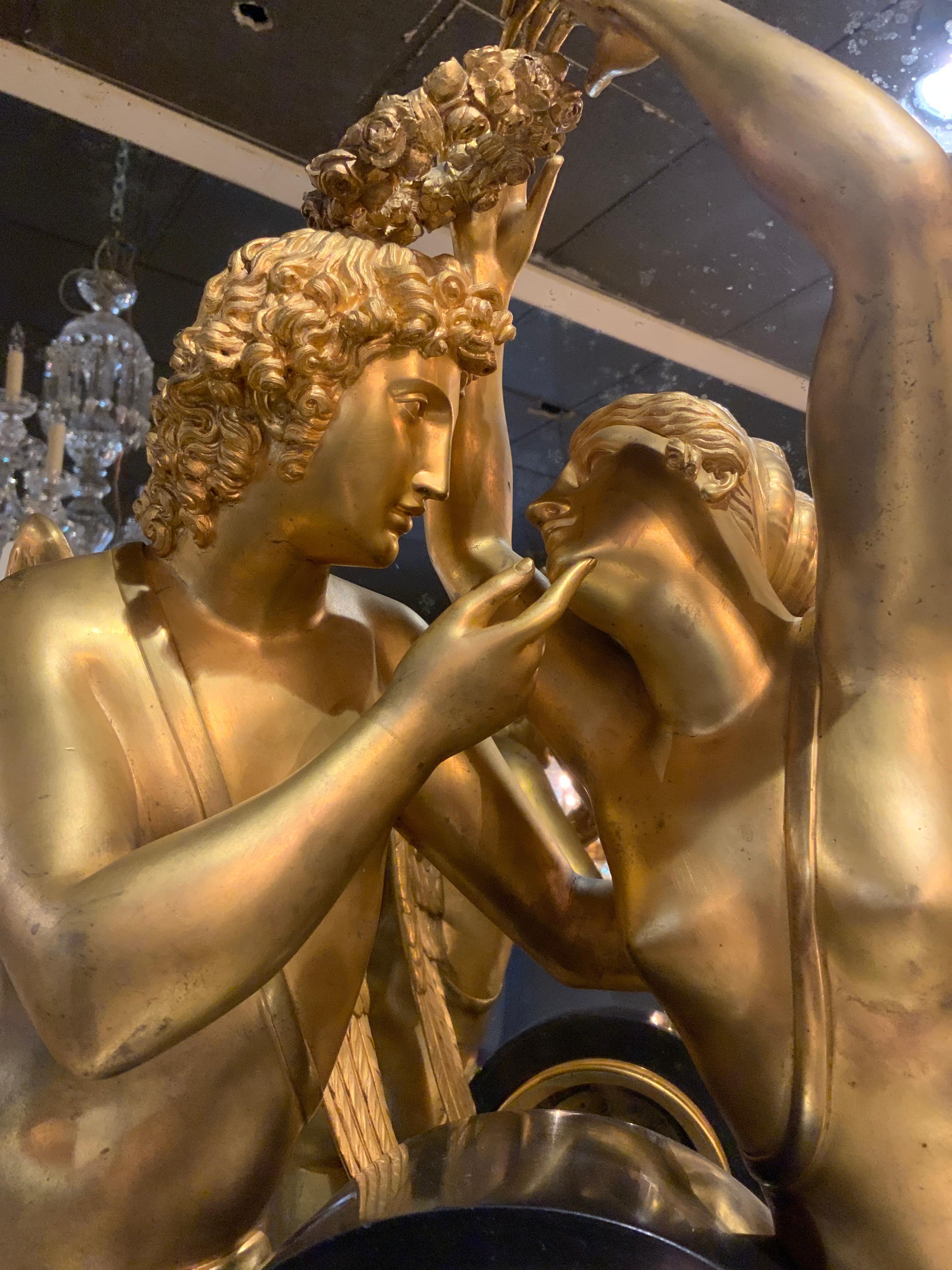 Français Horloge monumentale en marbre et bronze ornée de figures de Psyché et d'Amor en vente