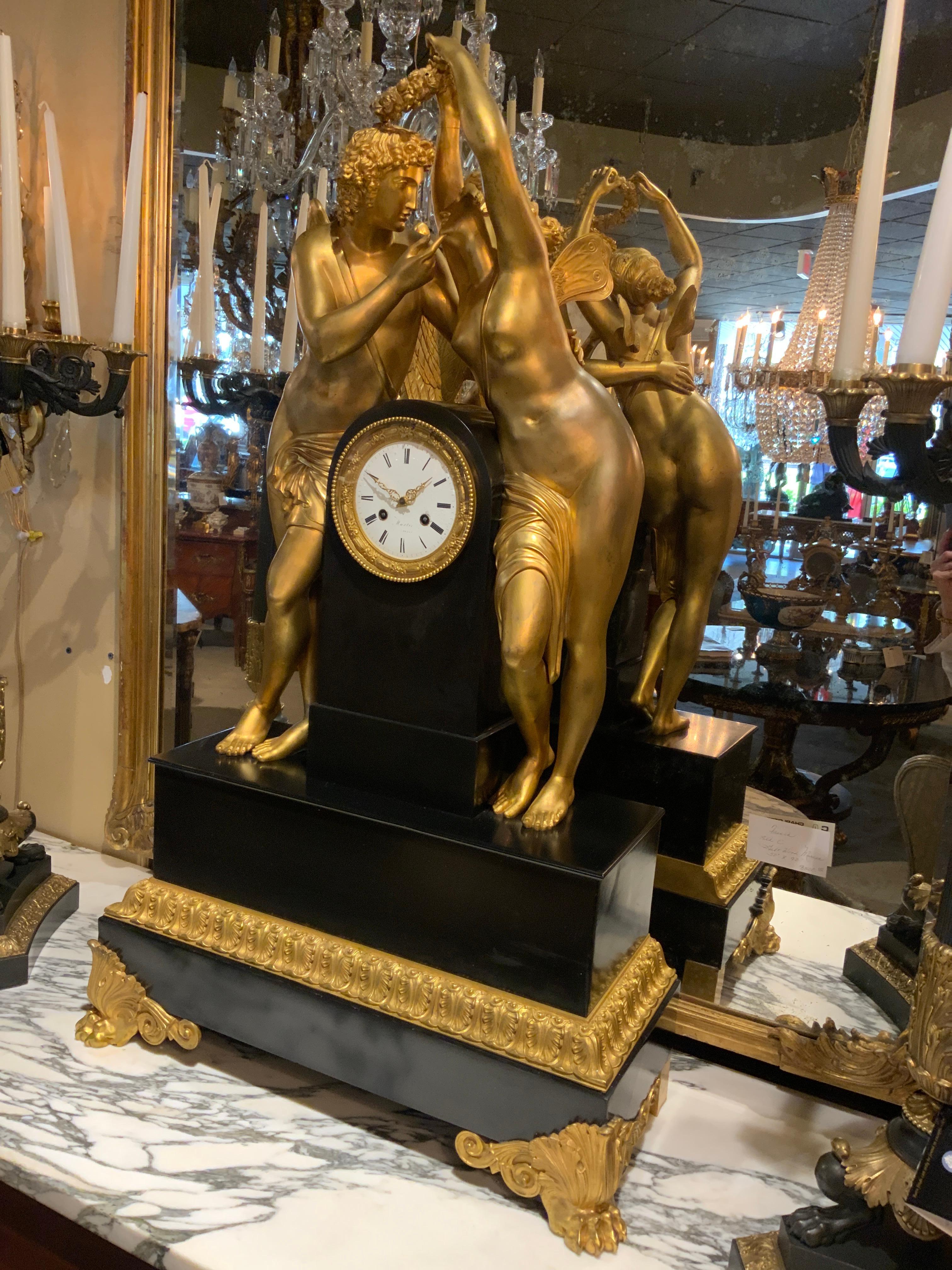 Horloge monumentale en marbre et bronze ornée de figures de Psyché et d'Amor Excellent état - En vente à Houston, TX