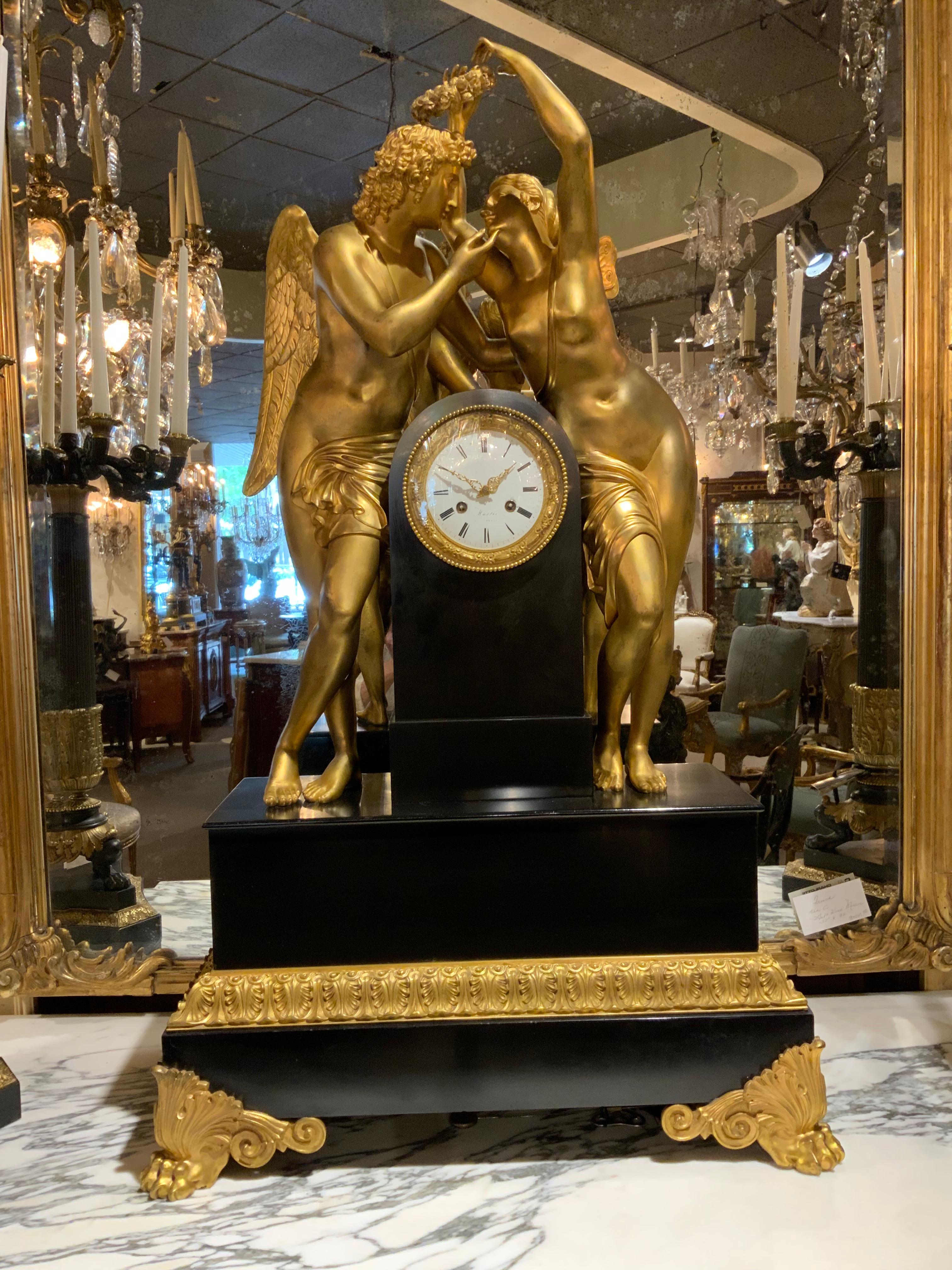 Fin du XIXe siècle Taille du palais  Pendule Dore' en marbre et bronze ornée de figures de Psyché et d'Amor en vente