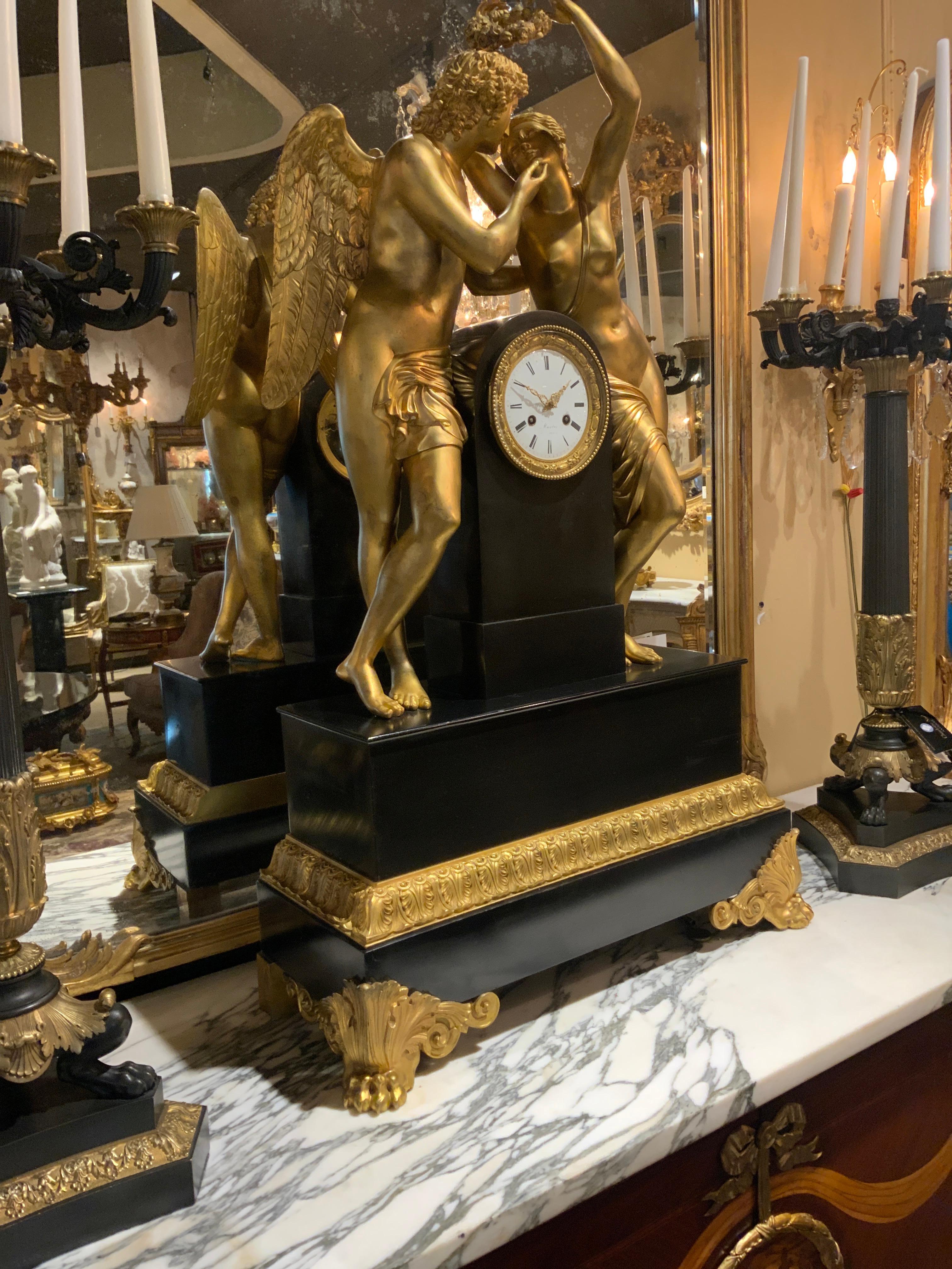 Fin du XIXe siècle Horloge monumentale en marbre et bronze ornée de figures de Psyché et d'Amor en vente