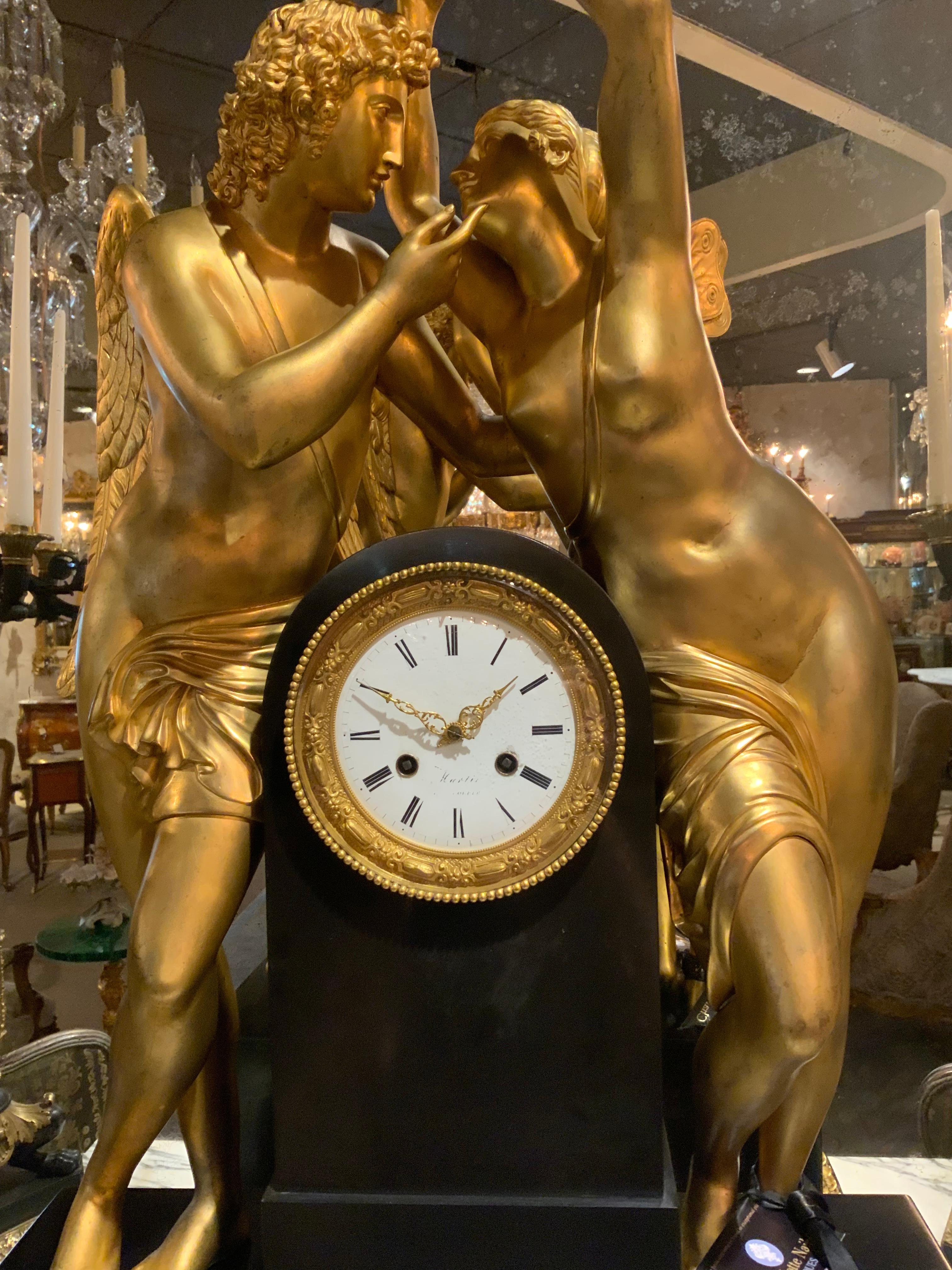 Horloge monumentale en marbre et bronze ornée de figures de Psyché et d'Amor en vente 1