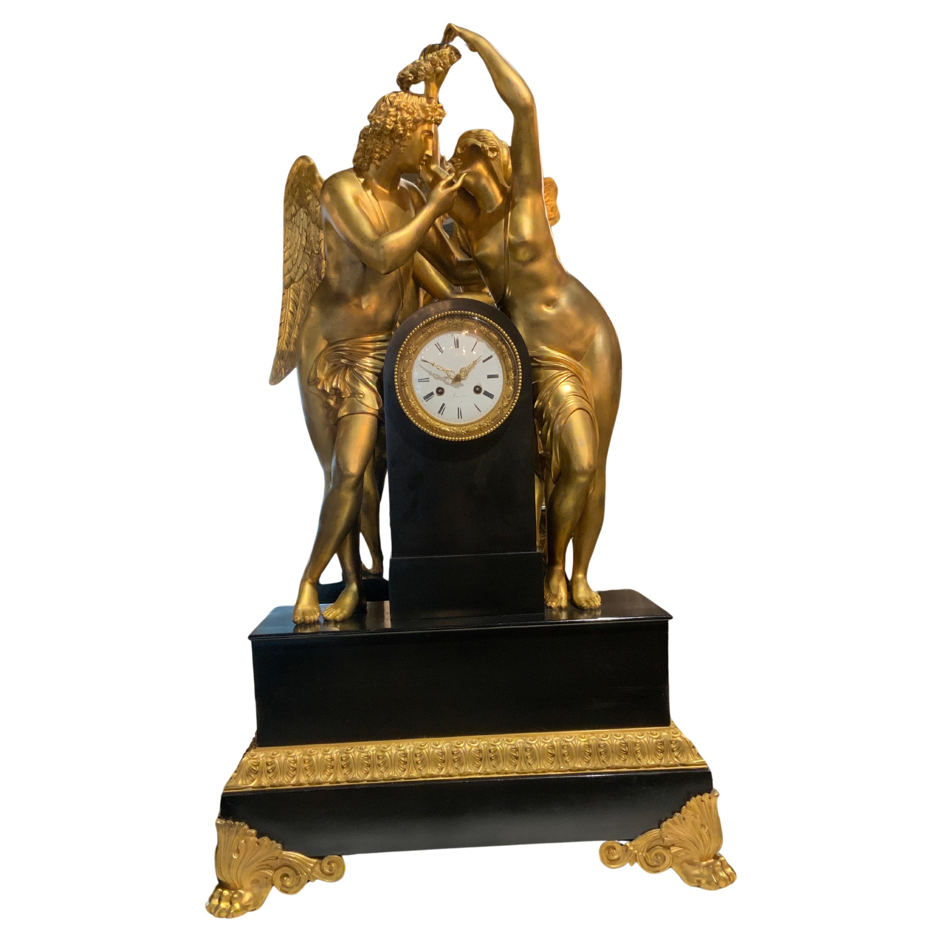 Horloge monumentale en marbre et bronze ornée de figures de Psyché et d'Amor en vente