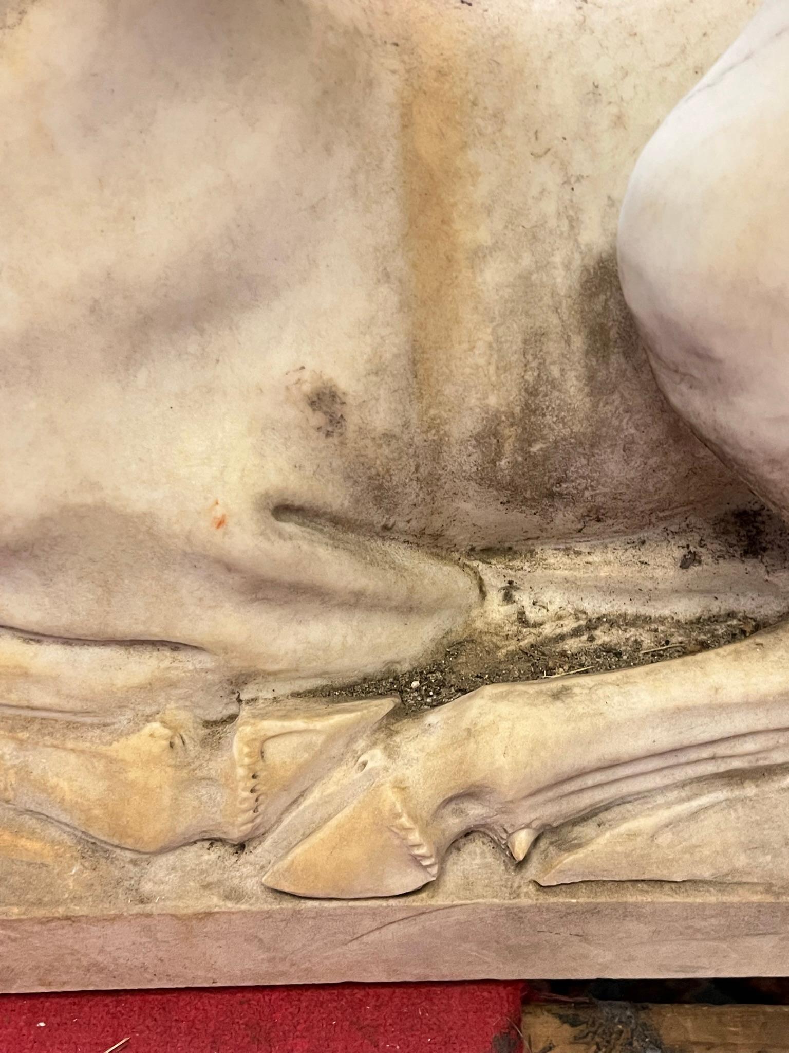Sculpture monumentale en marbre d'un cerf et d'un faucon en vente 11