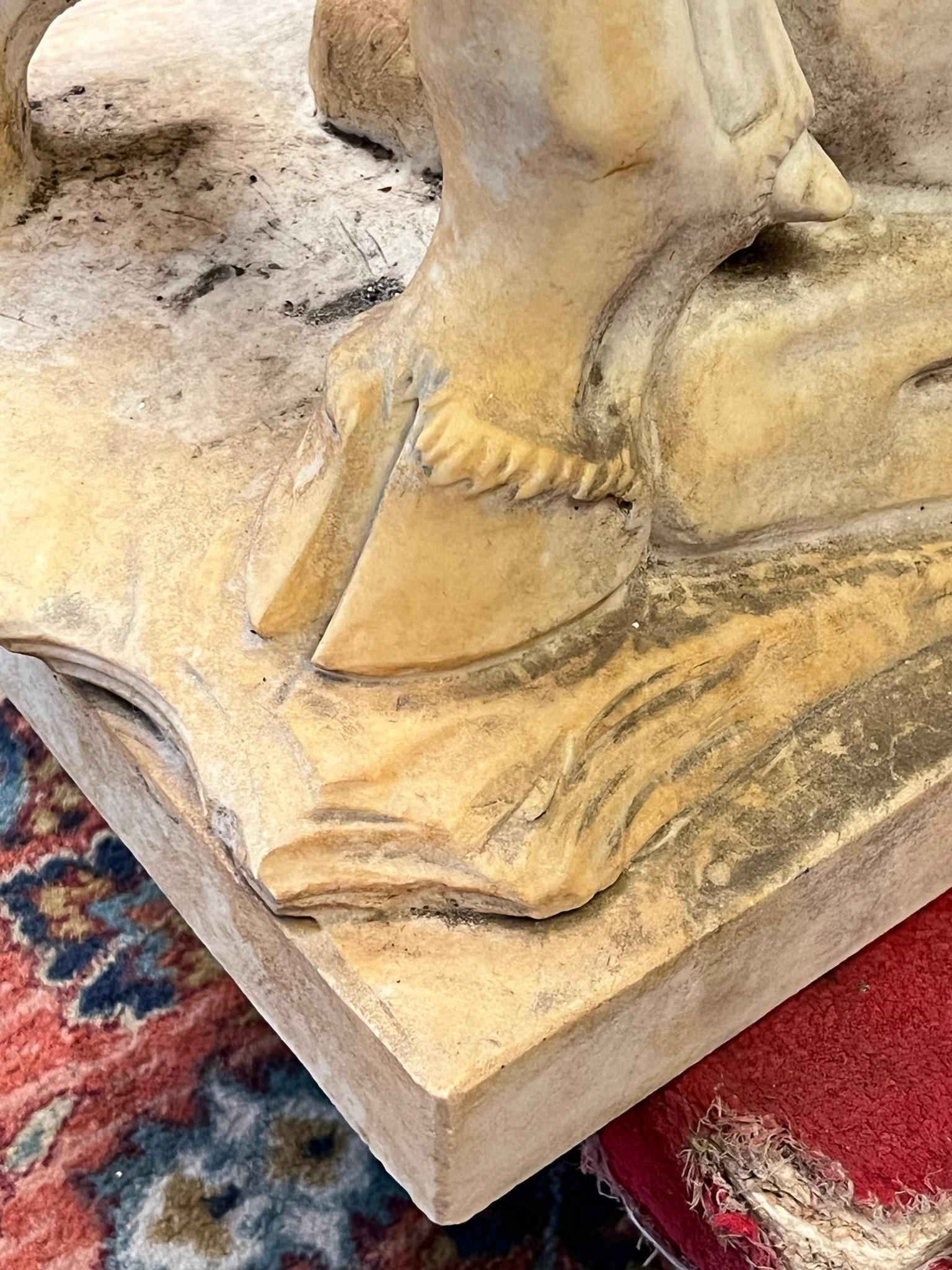 Sculpture monumentale en marbre d'un cerf et d'un faucon en vente 13