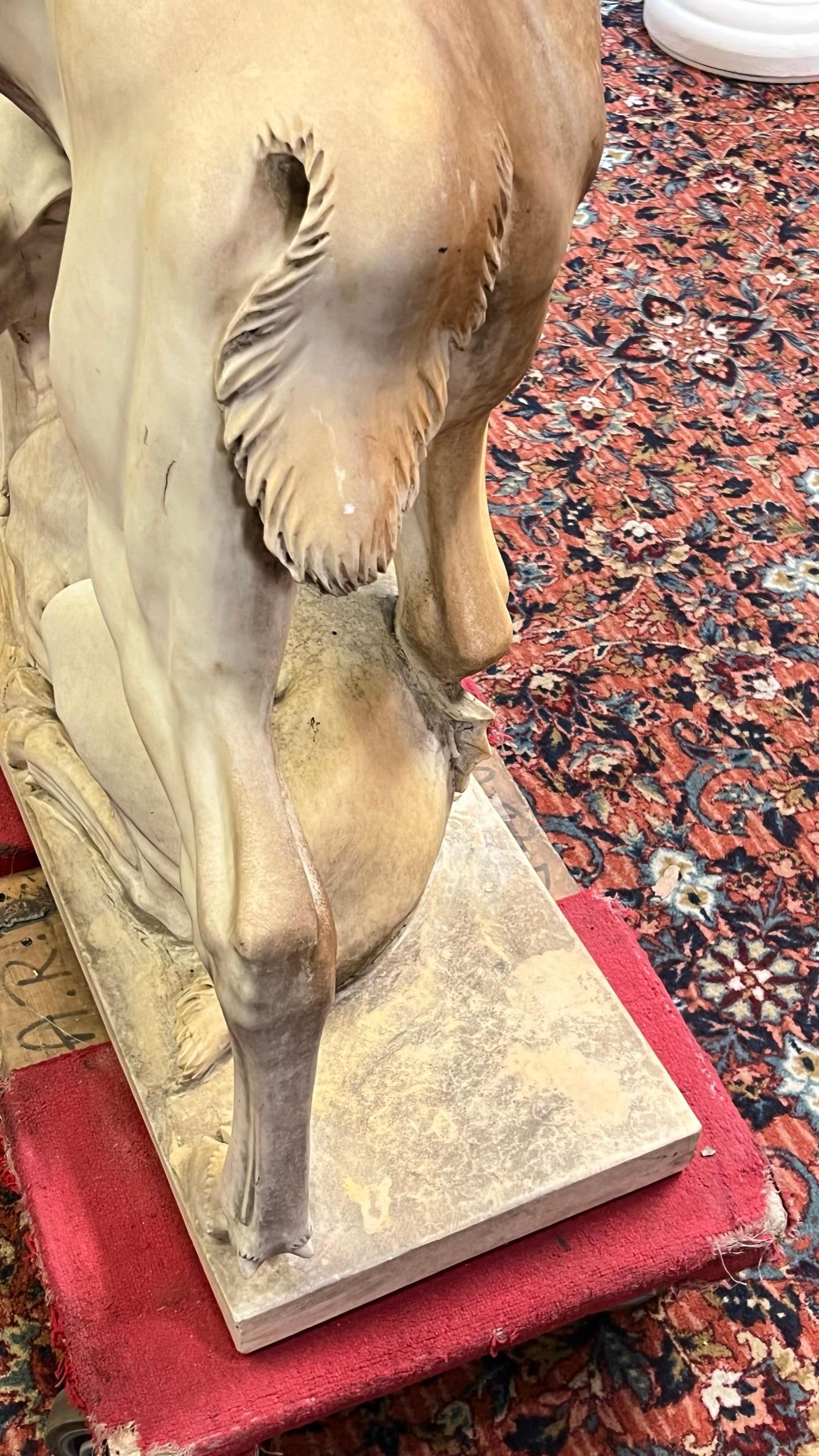 Marbre Sculpture monumentale en marbre d'un cerf et d'un faucon en vente