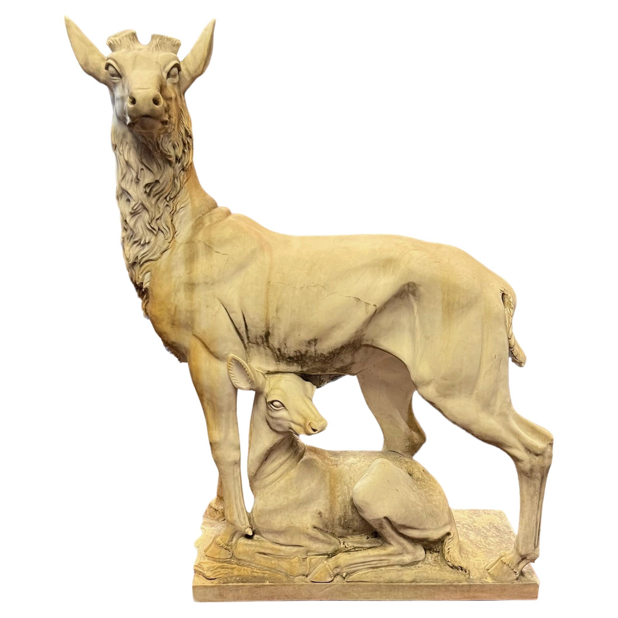 Sculpture monumentale en marbre d'un cerf et d'un faucon en vente