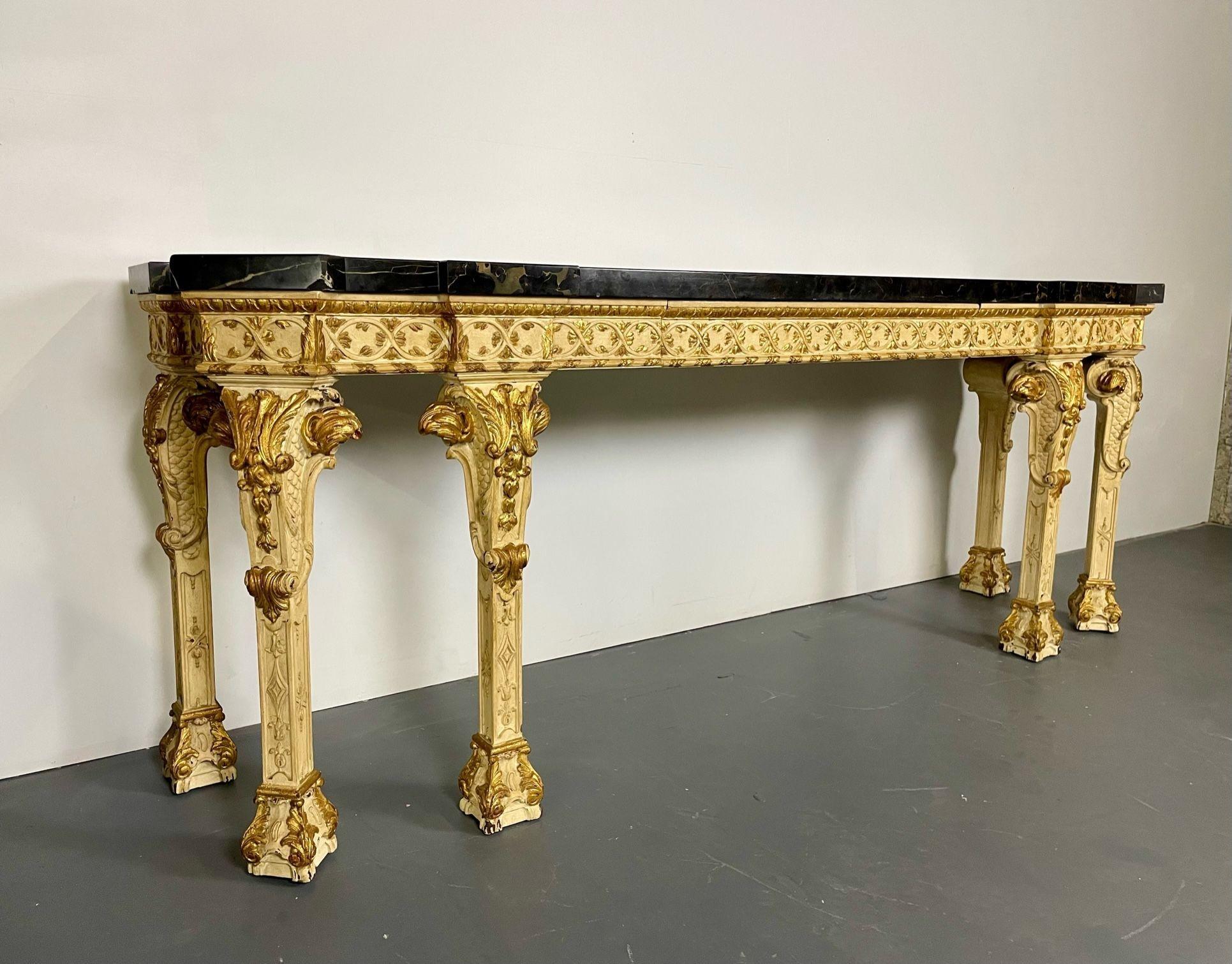 Console, buffet monumental en marbre de style Louis XV, Maison Jansen, fin 19e début 20e siècle. 

Une étonnante table console ou buffet avec une base décorée de dorures et de peintures, avec un seul tiroir supportant un plateau de marbre noir et