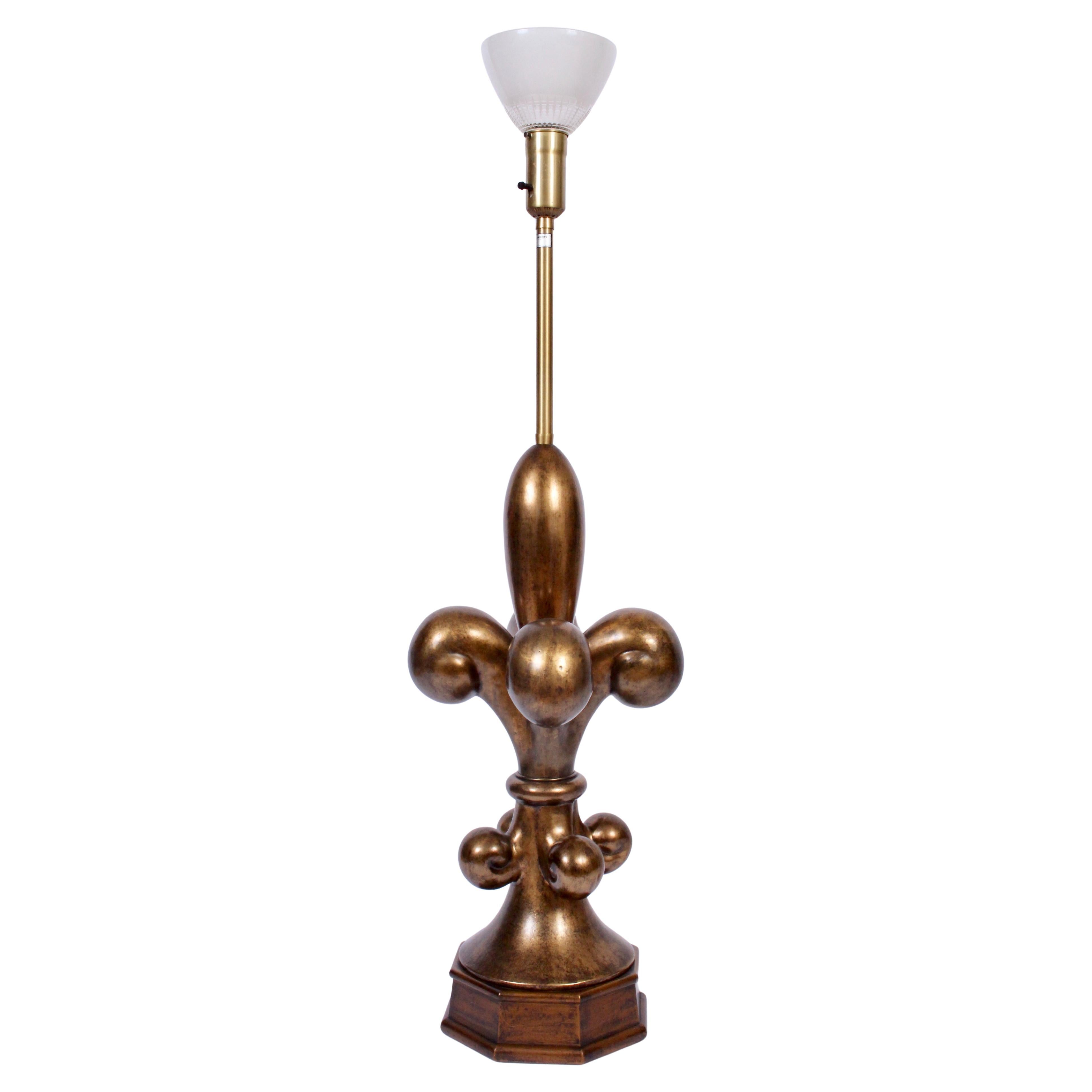 Monumental Marbro Lamp Co. Lampe de table en laiton et abat-jour en verre "Fleur de Lis", années 1960 en vente
