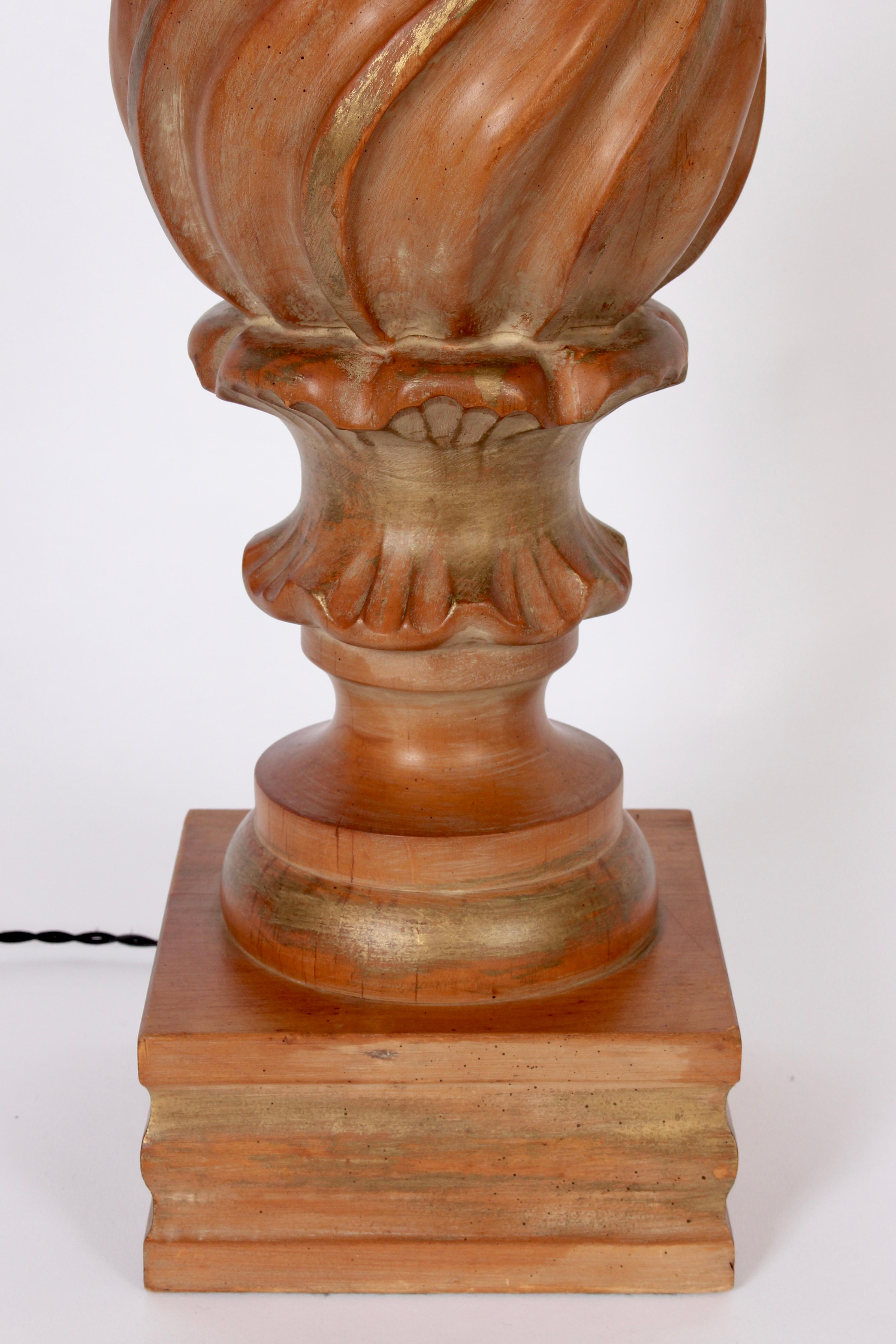 Monumentale Marbro Lampe Co. Handgeschnitzte Tischlampe aus vergoldetem Holz im Angebot 3