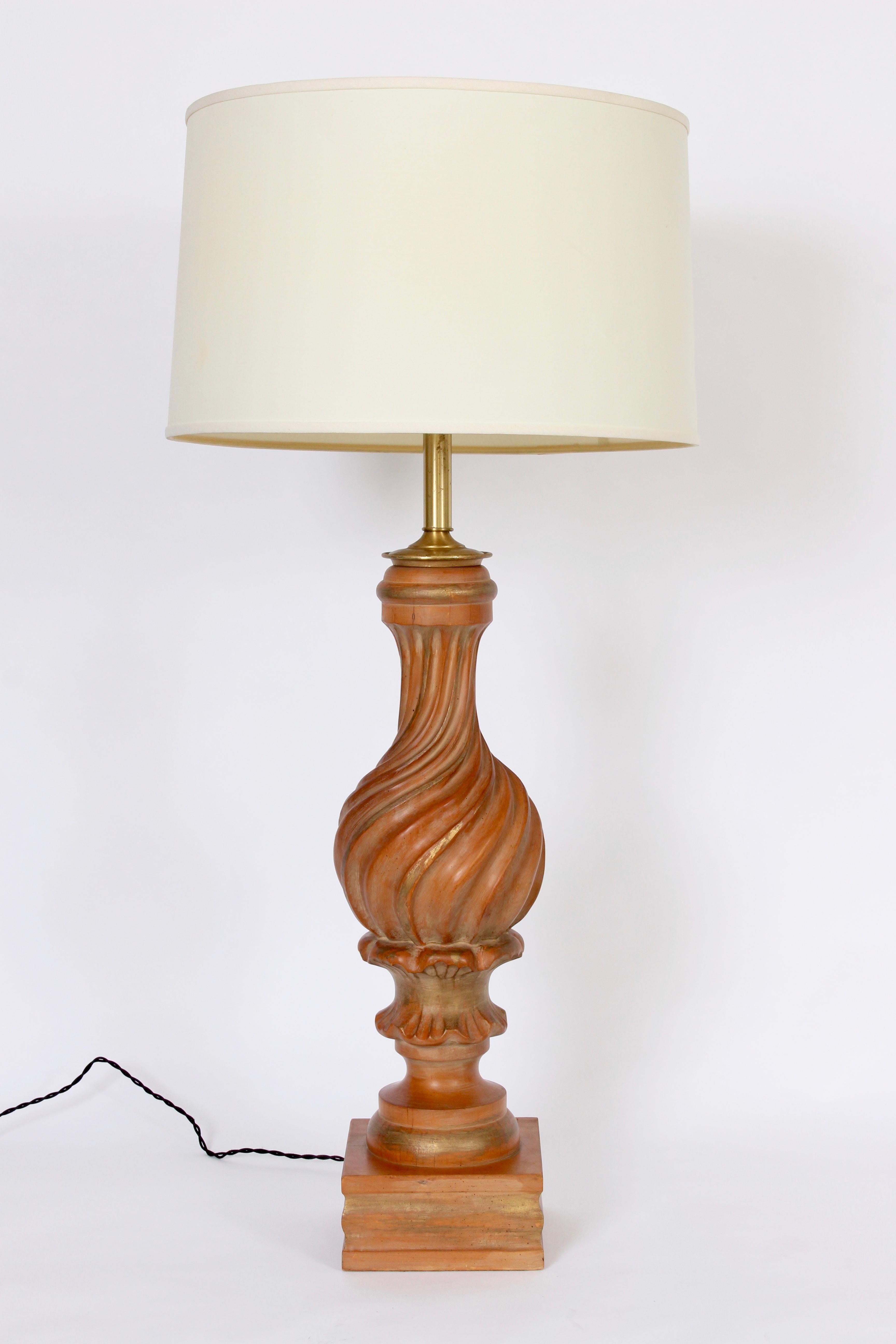 Monumentale Marbro Lampe Co. Handgeschnitzte Tischlampe aus vergoldetem Holz im Angebot 5