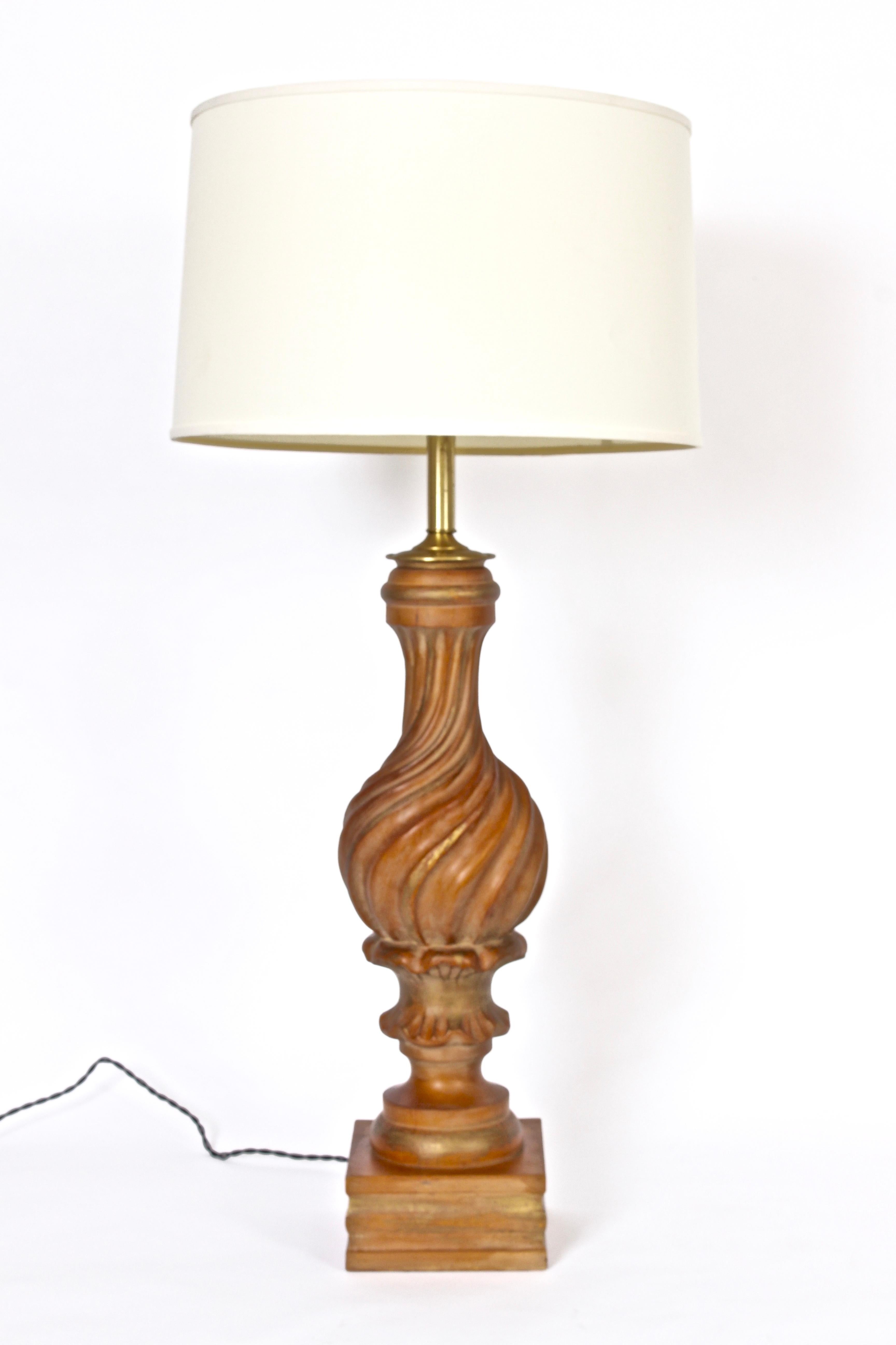 Substantielle lampe de table italienne en bois doré sculptée à la main par Marbro Lamp Company, vers 1960.  Avec un corps en bois tourbillonné fabriqué à la main et légèrement rayé d'or. Sur la base du bloc. Faible encombrement. Abat-jour présenté