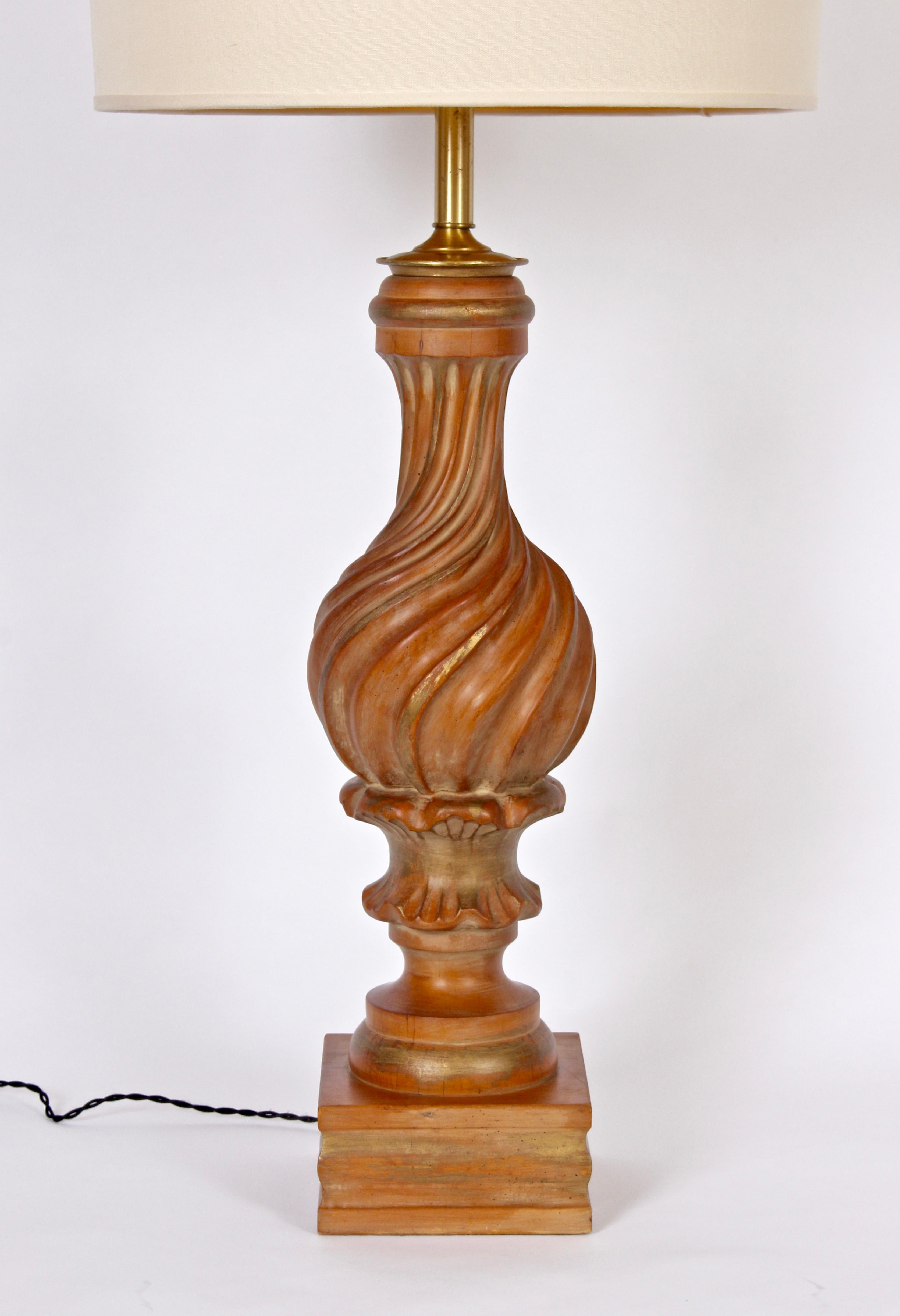 Monumentale Marbro Lampe Co. Handgeschnitzte Tischlampe aus vergoldetem Holz (Hollywood Regency) im Angebot