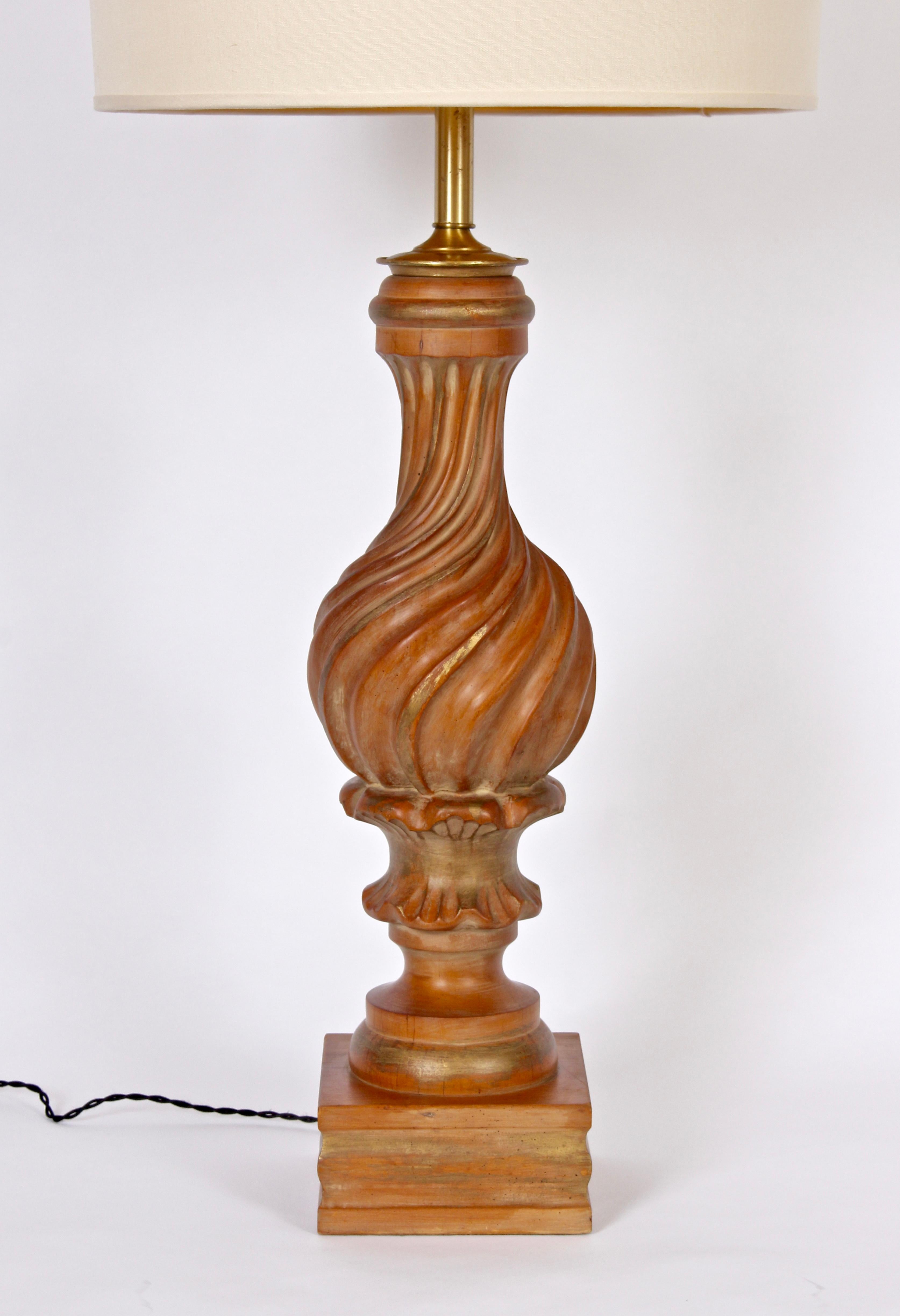 Hollywood Regency Lampada monumentale Marbro Lamp Co. Lampada da tavolo in legno dorato intagliato a mano in vendita