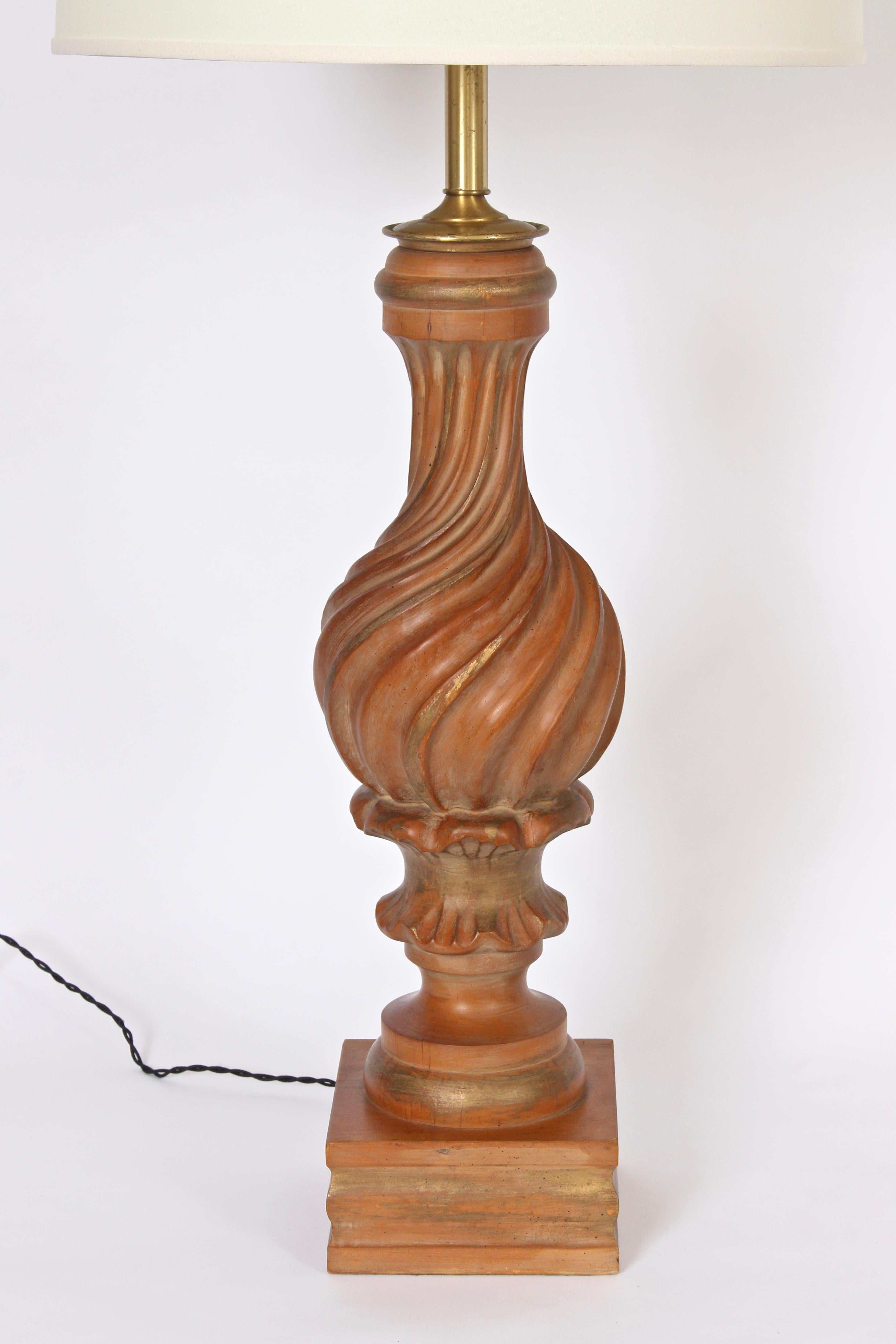 Monumentale Marbro Lampe Co. Handgeschnitzte Tischlampe aus vergoldetem Holz (Vergoldet) im Angebot