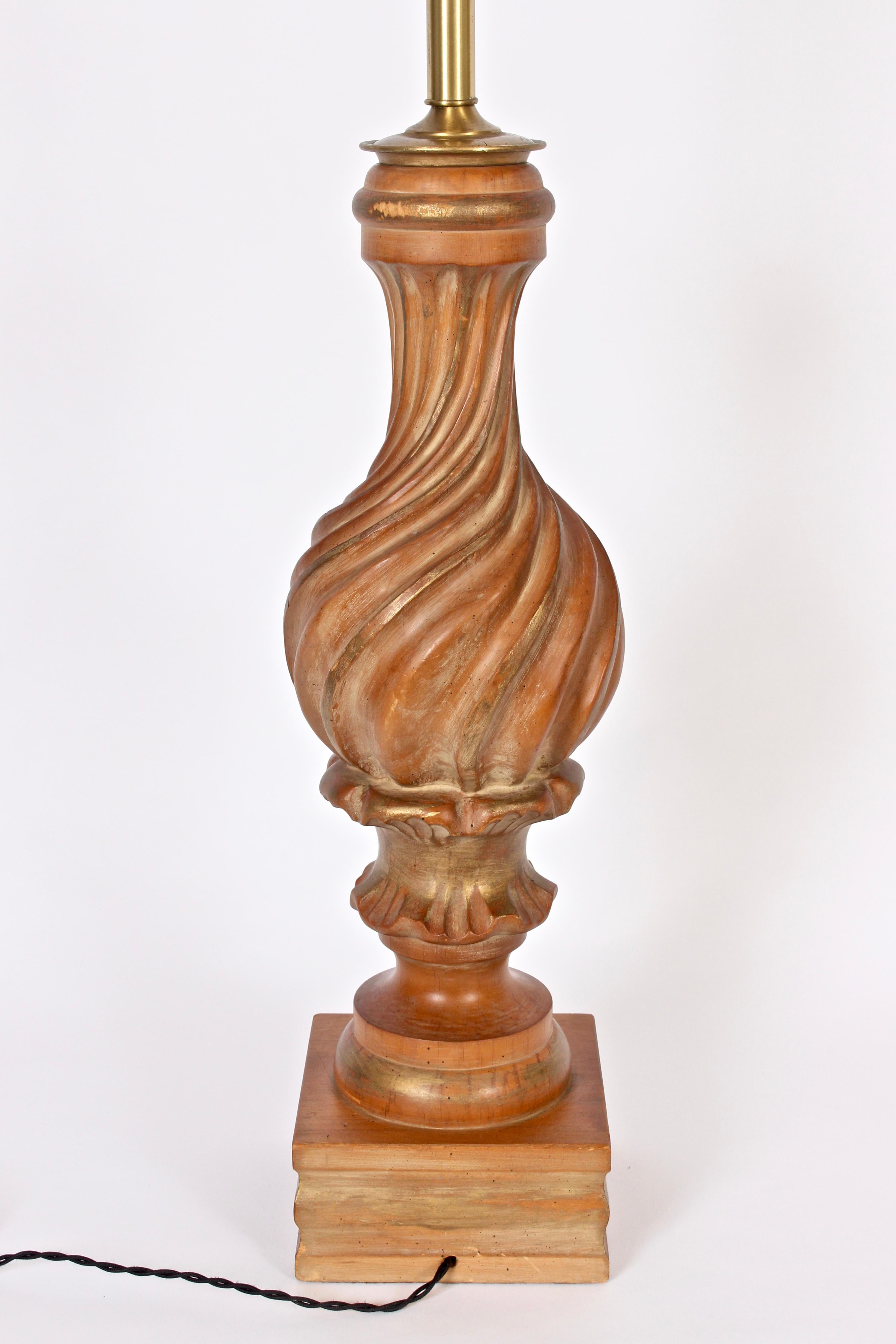 Monumentale Marbro Lampe Co. Handgeschnitzte Tischlampe aus vergoldetem Holz im Zustand „Gut“ im Angebot in Bainbridge, NY