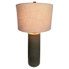 Lampada da tavolo in ceramica firmata Martz della Monumental Marshall Studios con pomello in noce