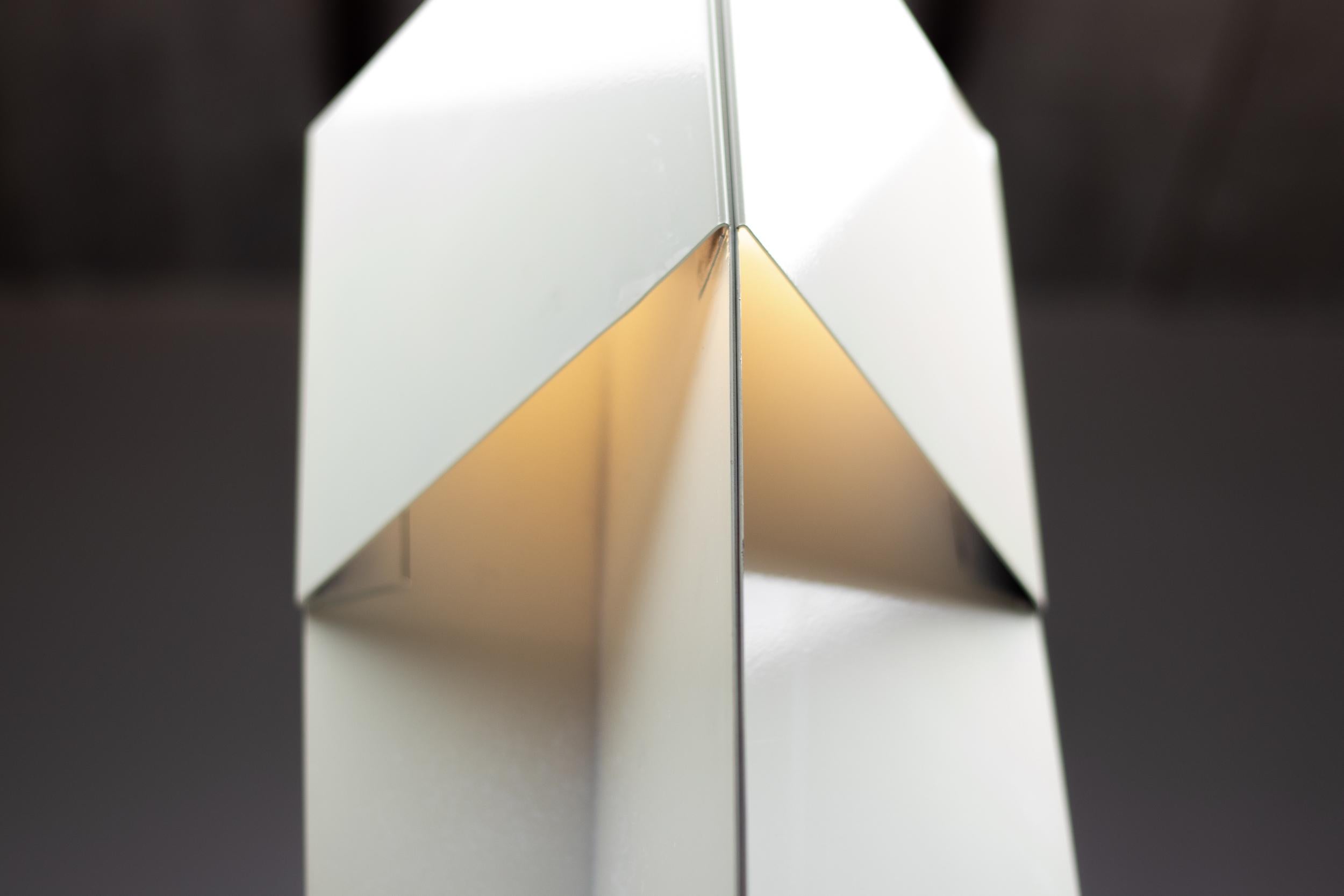 Skulpturale Stehleuchte aus verdrehtem Blech, entworfen von Mart Van Schijndel für Martech, um 1970. 
Uplighter mit Halogenglühbirne. Kann auch mit einer LED-Glühbirne verwendet werden.
Die komplexe, verdrehte Form führt zu einem dramatischen Spiel