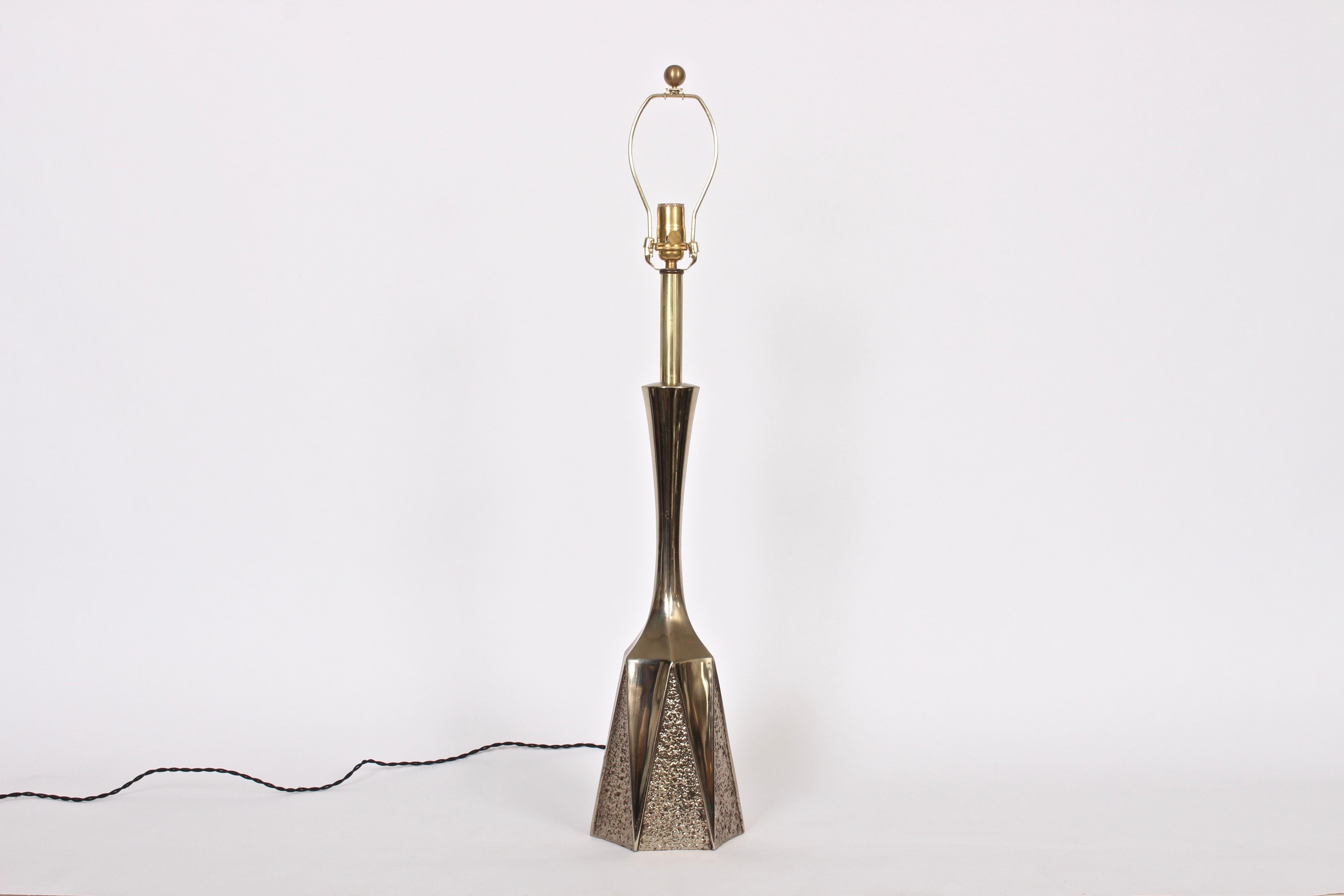 Laurel Lamp Co. hexagonal brass table lamp by Richard Barr and Harold Weiss, 1960's. Featuring a six sided sculpted Brass form, polished and textured triangular brass decoration, smooth column and neck, in manner of Maurizio Tempestini. Nice, heavy