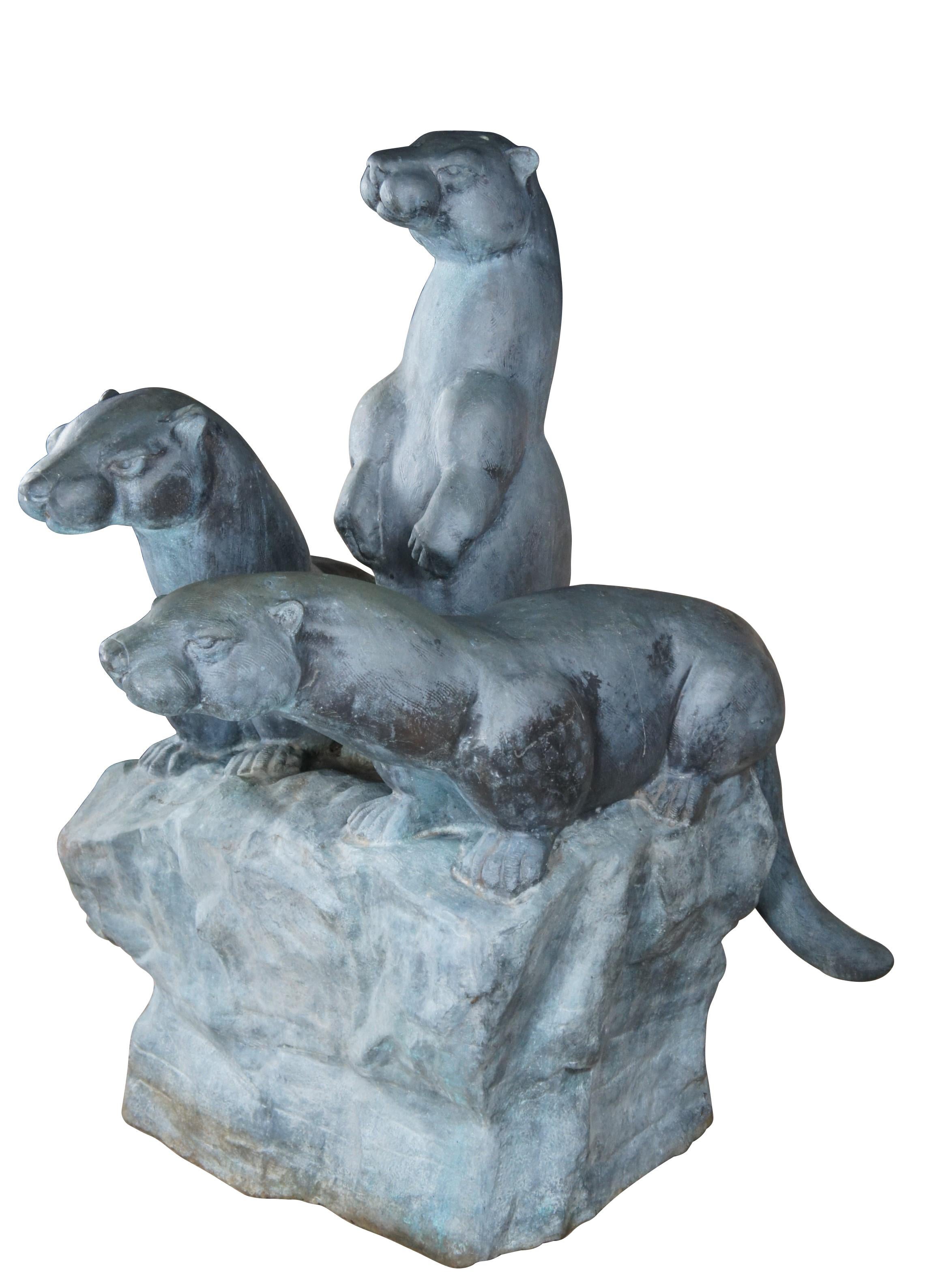 Eine sehr große und beeindruckende Max Turner-Brunnenstatue.  Hergestellt aus Bronze mit einem Trio von Wächter-Ottern.  Ca. 1997.  Der Otter symbolisiert Freundschaft, Frieden, Freundlichkeit und Familie. Der Otter ist auch gesellig und schelmisch