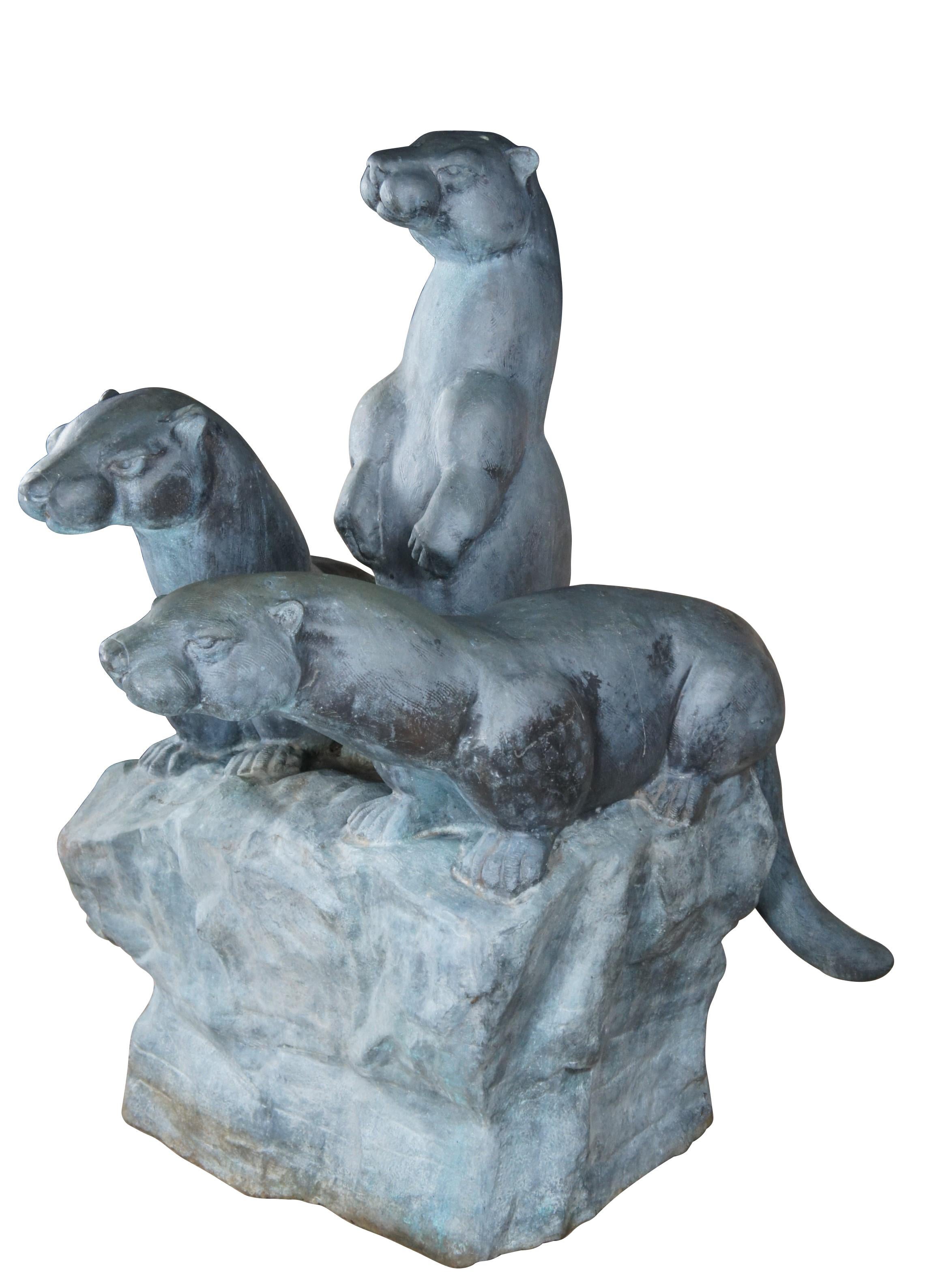 Une très grande et impressionnante statue-fontaine de Max Turner.  Réalisée en bronze, elle représente un trio de loutres gardiennes.  Vers 1997.  La loutre symbolise l'amitié, la paix, la gentillesse et la famille. La loutre est également sociable