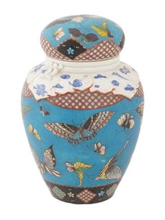 Monumental jarra japonesa Meiji con tapa de esmalte de cloisonné Totai con mariposas