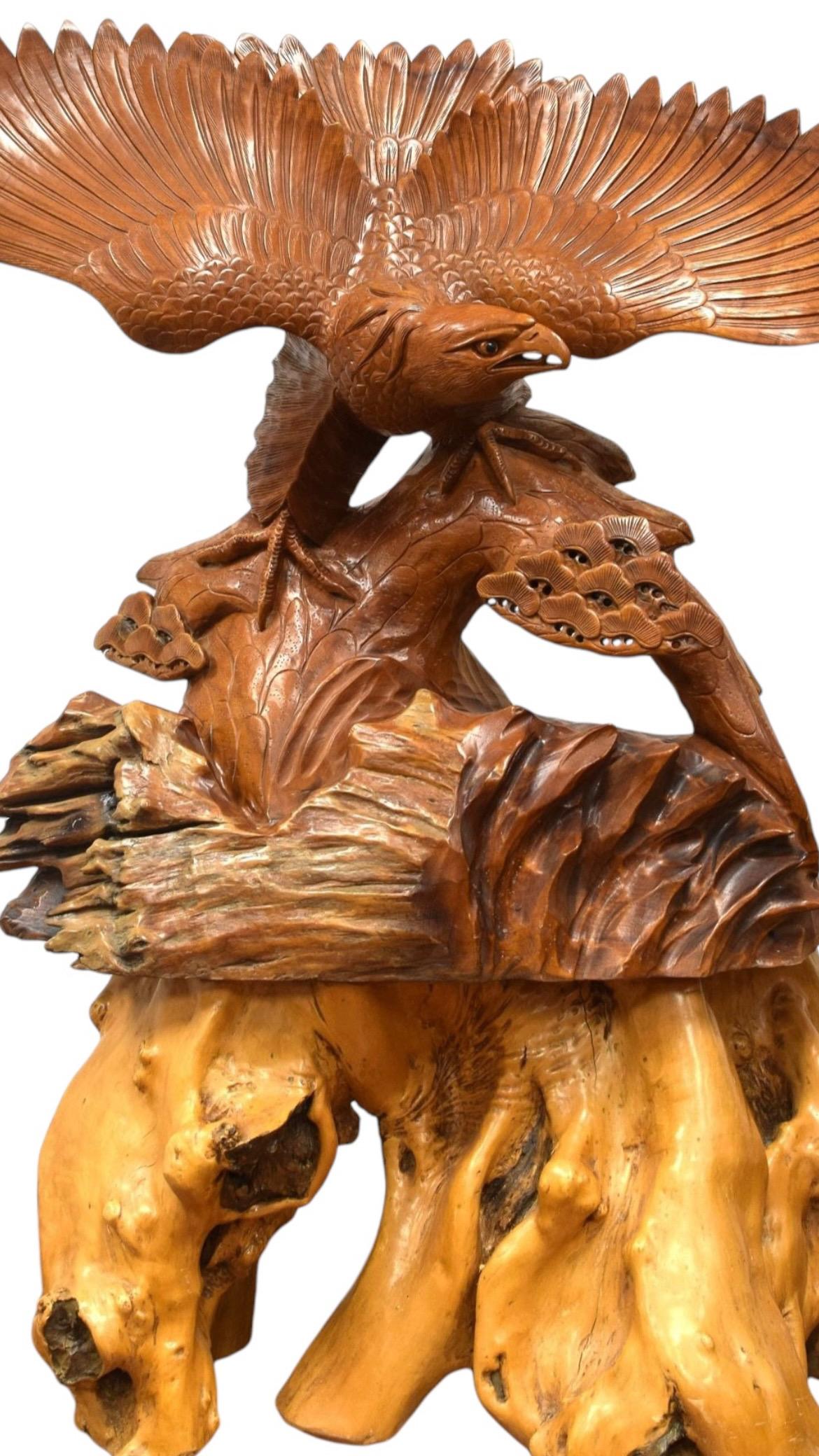 Monumentale japanische Adlerstatue eines Adlers aus Teakholz mit Sockel aus Wurzelholz im Angebot 8