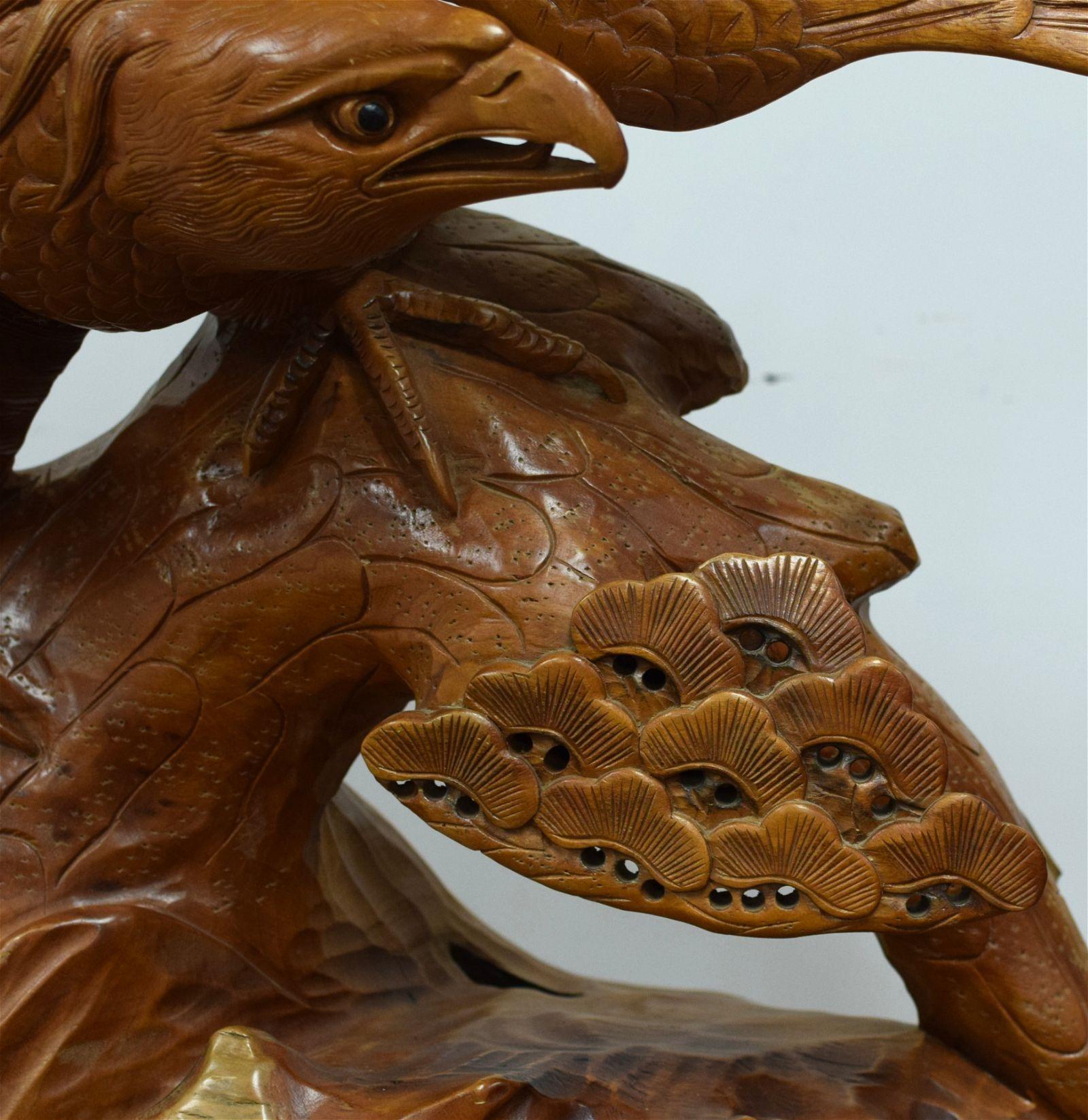 Monumentale japanische Adlerstatue eines Adlers aus Teakholz mit Sockel aus Wurzelholz (Handgeschnitzt) im Angebot