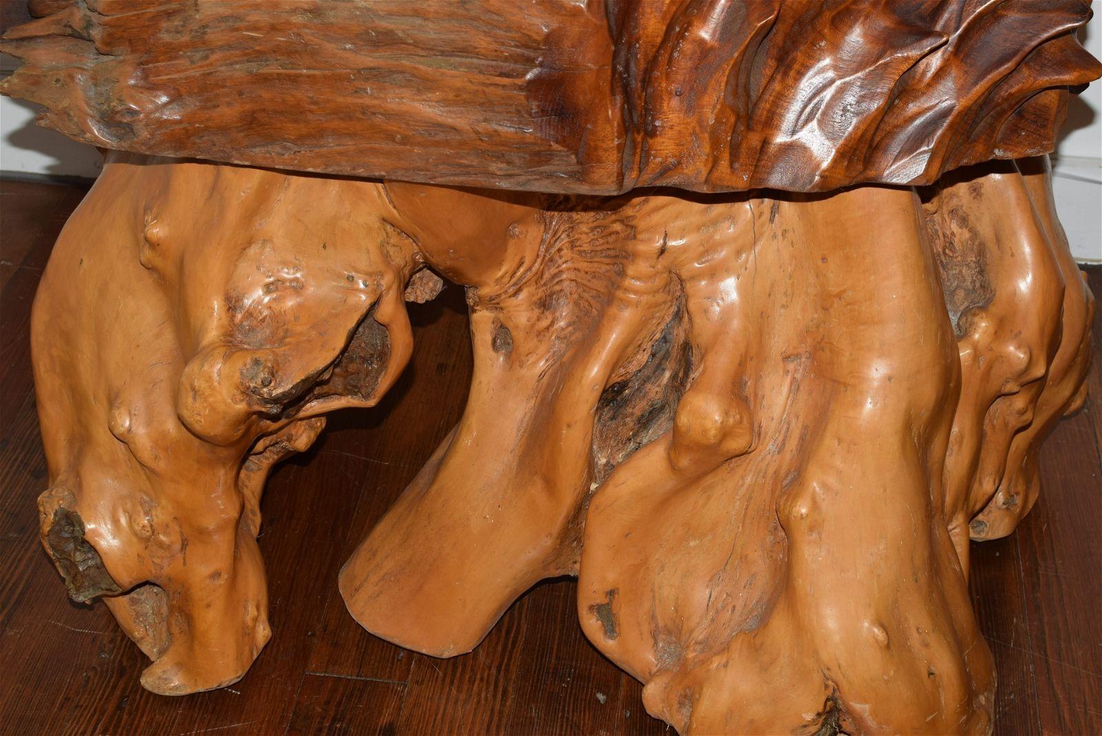 Monumentale japanische Adlerstatue eines Adlers aus Teakholz mit Sockel aus Wurzelholz im Zustand „Gut“ im Angebot in New York, NY
